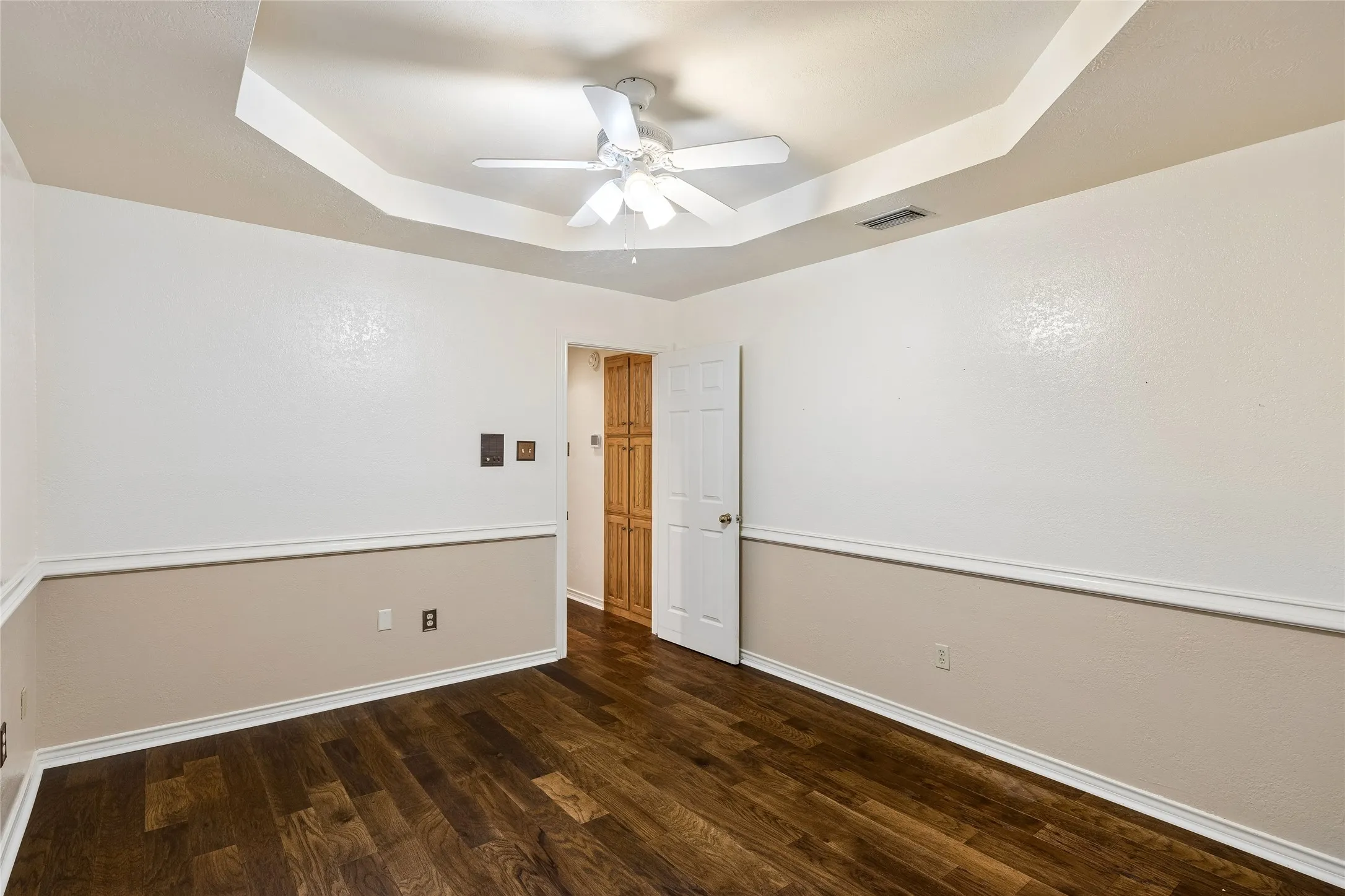 Single Family Residence For Sale in Tarrant County , 6600 Canalview Drive, Arlington, Texas 76016, 3 Bedroom, 2 Bathroom, 2 Garage spaces, 2,223 Sqft, built in 1984, mls#21321073, Real Estate Agent in Arlington, Homes For Sale in Tarrant county, Homes For Sale in Arlington, Realtor in Arlington Texas, Real Estate Brokerage Independent Realty Texas, Luminita Cordes Realtor