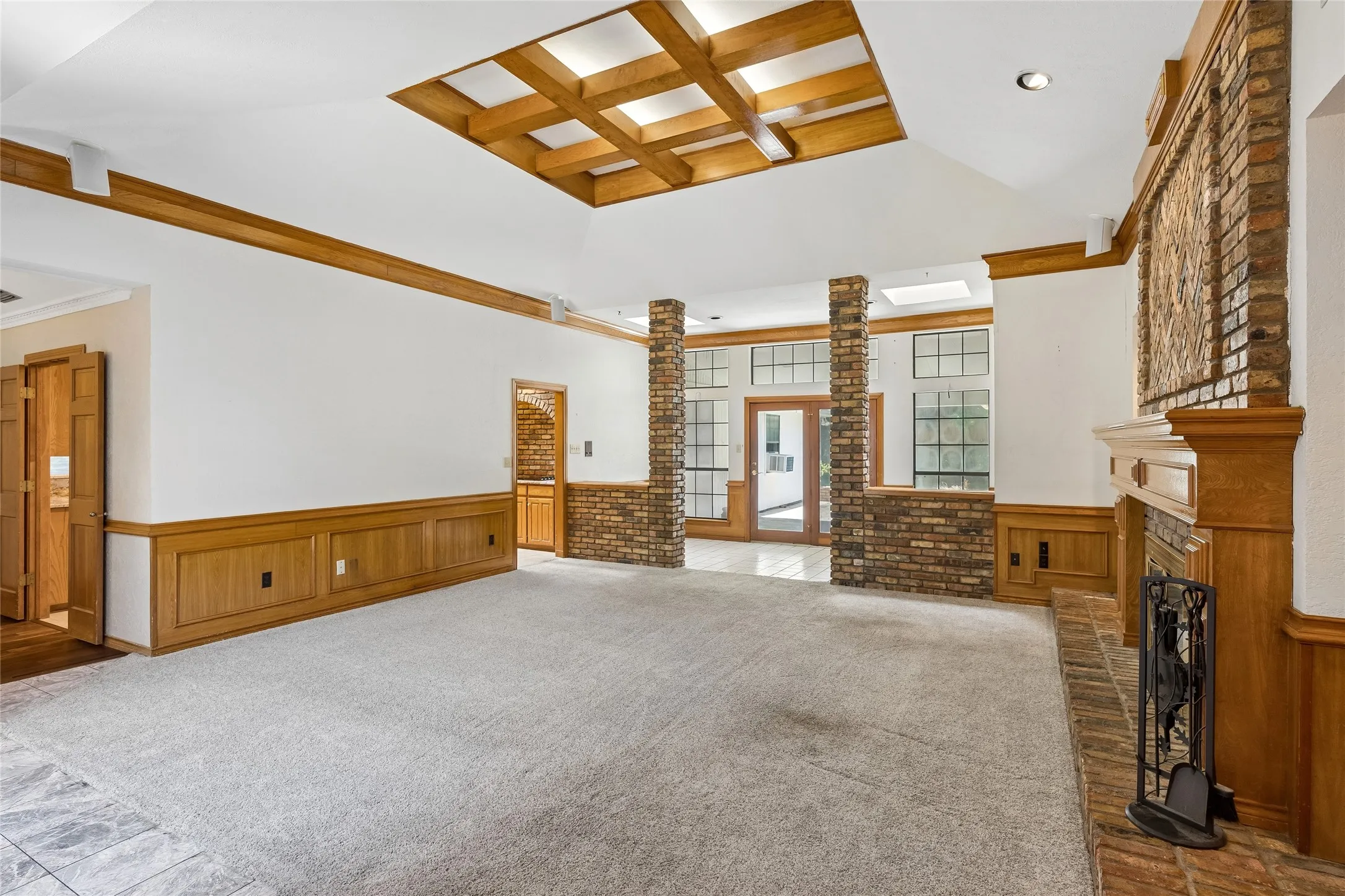 Single Family Residence For Sale in Tarrant County , 6600 Canalview Drive, Arlington, Texas 76016, 3 Bedroom, 2 Bathroom, 2 Garage spaces, 2,223 Sqft, built in 1984, mls#21321073, Real Estate Agent in Arlington, Homes For Sale in Tarrant county, Homes For Sale in Arlington, Realtor in Arlington Texas, Real Estate Brokerage Independent Realty Texas, Luminita Cordes Realtor