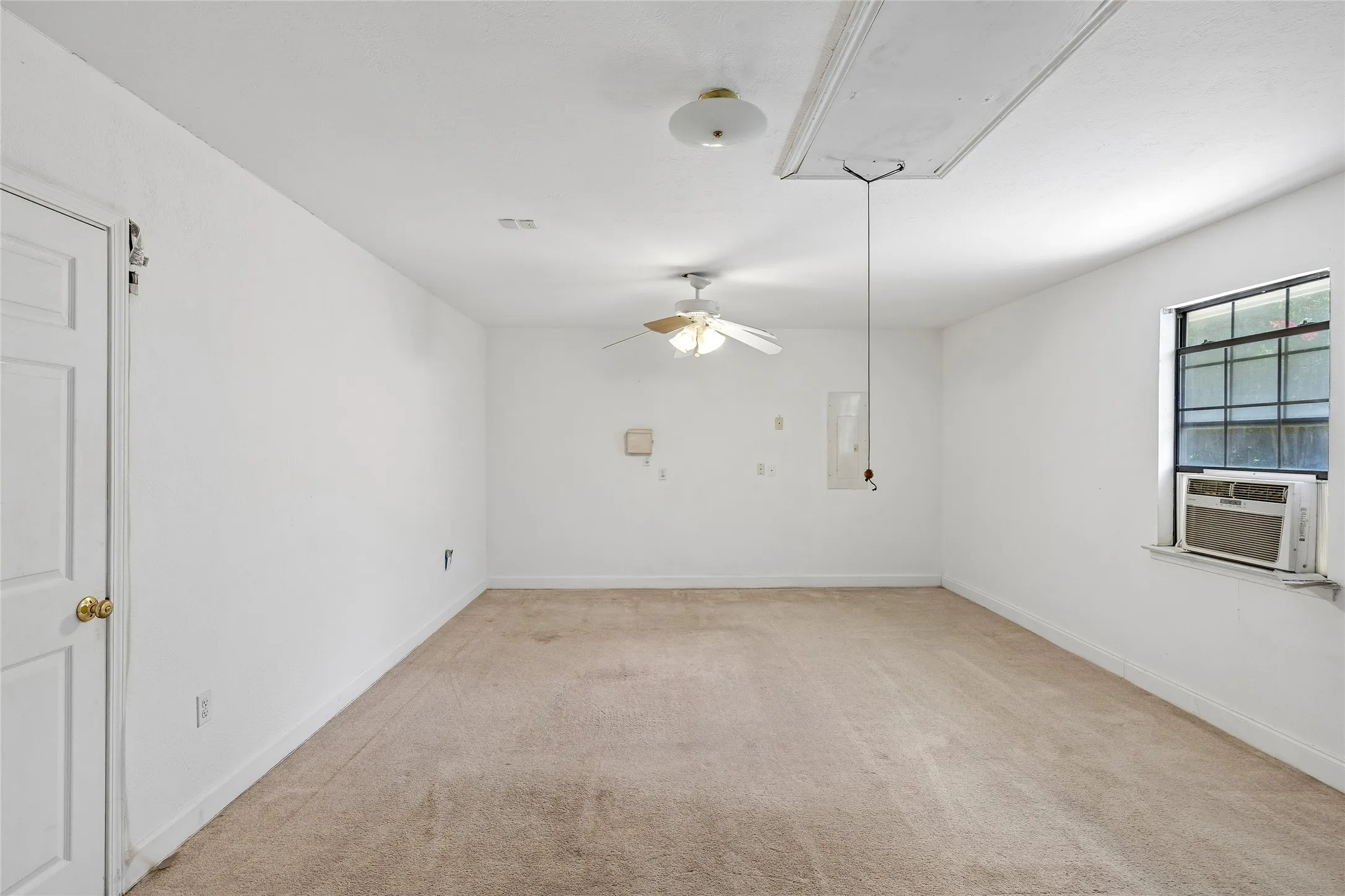 Single Family Residence For Sale in Tarrant County , 6600 Canalview Drive, Arlington, Texas 76016, 3 Bedroom, 2 Bathroom, 2 Garage spaces, 2,223 Sqft, built in 1984, mls#21321073, Real Estate Agent in Arlington, Homes For Sale in Tarrant county, Homes For Sale in Arlington, Realtor in Arlington Texas, Real Estate Brokerage Independent Realty Texas, Luminita Cordes Realtor