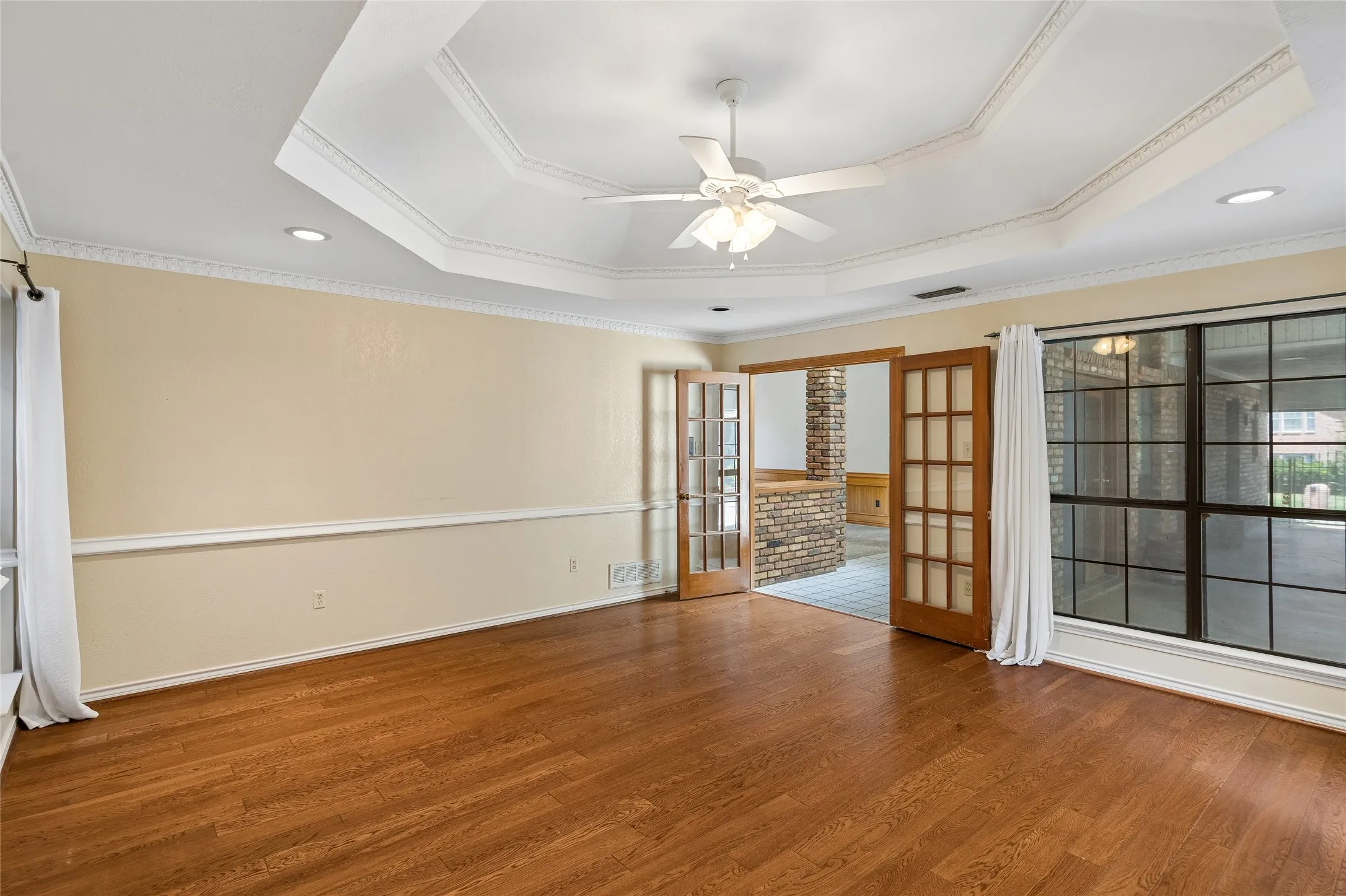 Single Family Residence For Sale in Tarrant County , 6600 Canalview Drive, Arlington, Texas 76016, 3 Bedroom, 2 Bathroom, 2 Garage spaces, 2,223 Sqft, built in 1984, mls#21321073, Real Estate Agent in Arlington, Homes For Sale in Tarrant county, Homes For Sale in Arlington, Realtor in Arlington Texas, Real Estate Brokerage Independent Realty Texas, Luminita Cordes Realtor