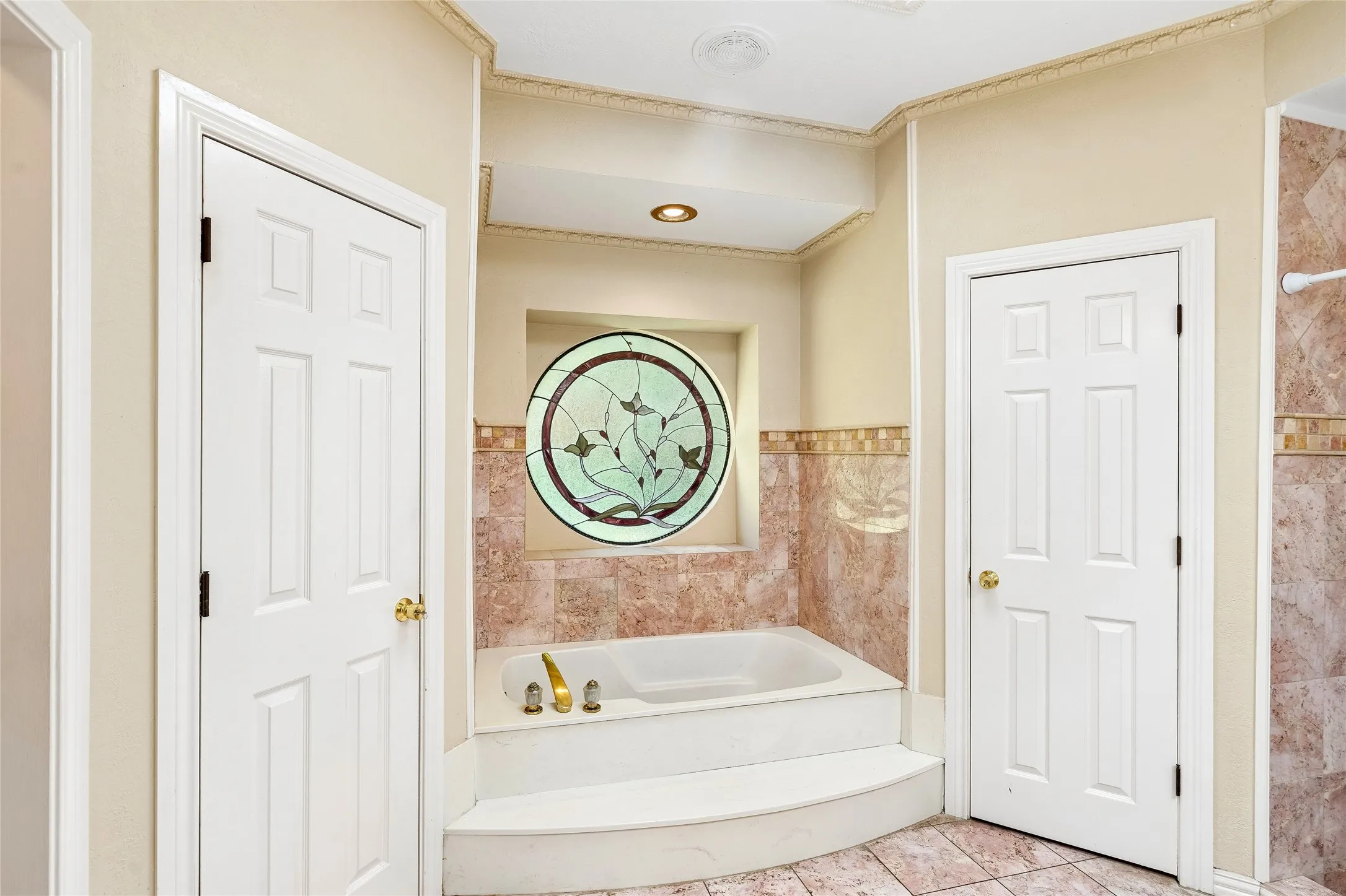 Single Family Residence For Sale in Tarrant County , 6600 Canalview Drive, Arlington, Texas 76016, 3 Bedroom, 2 Bathroom, 2 Garage spaces, 2,223 Sqft, built in 1984, mls#21321073, Real Estate Agent in Arlington, Homes For Sale in Tarrant county, Homes For Sale in Arlington, Realtor in Arlington Texas, Real Estate Brokerage Independent Realty Texas, Luminita Cordes Realtor