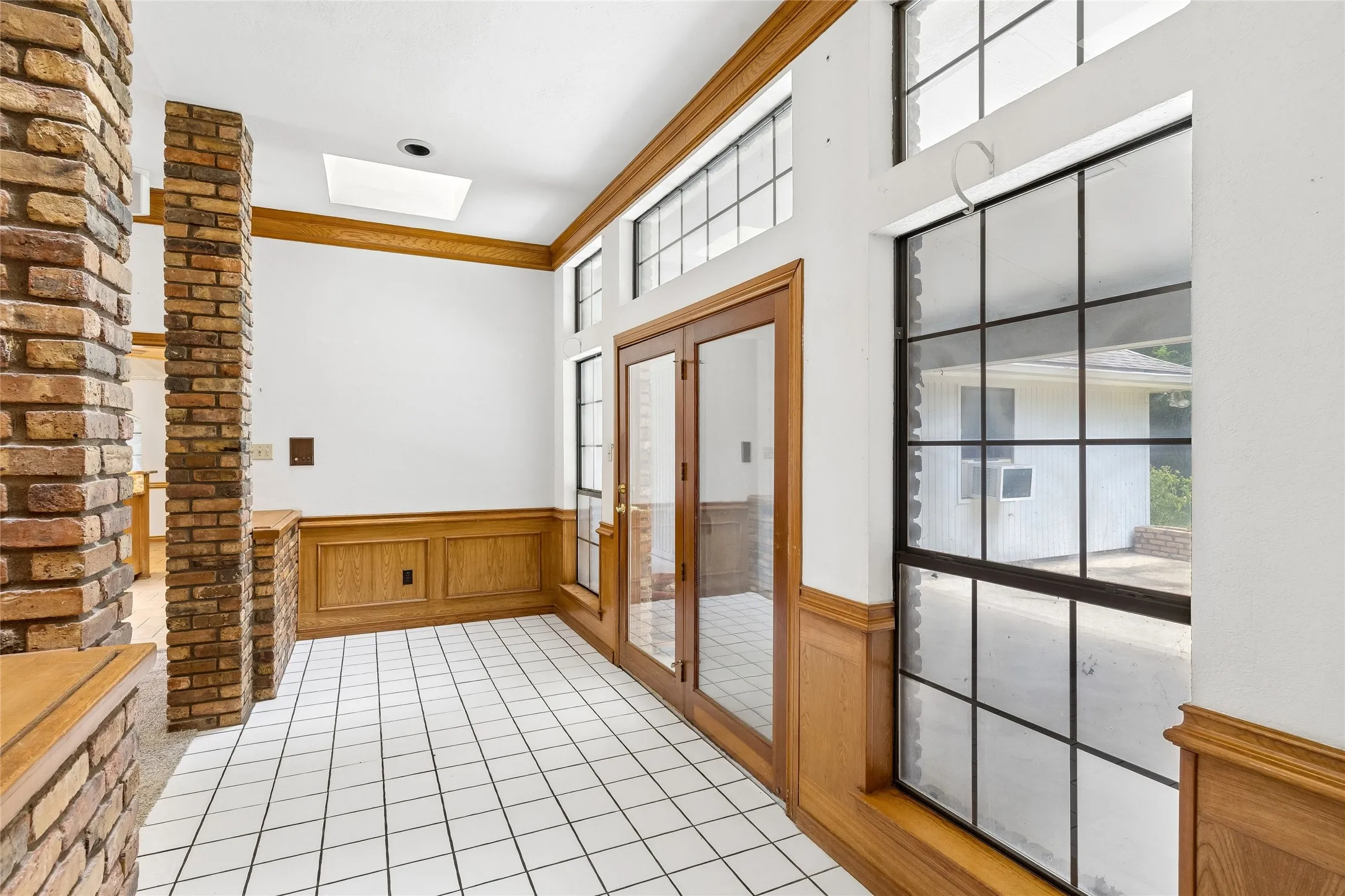Single Family Residence For Sale in Tarrant County , 6600 Canalview Drive, Arlington, Texas 76016, 3 Bedroom, 2 Bathroom, 2 Garage spaces, 2,223 Sqft, built in 1984, mls#21321073, Real Estate Agent in Arlington, Homes For Sale in Tarrant county, Homes For Sale in Arlington, Realtor in Arlington Texas, Real Estate Brokerage Independent Realty Texas, Luminita Cordes Realtor