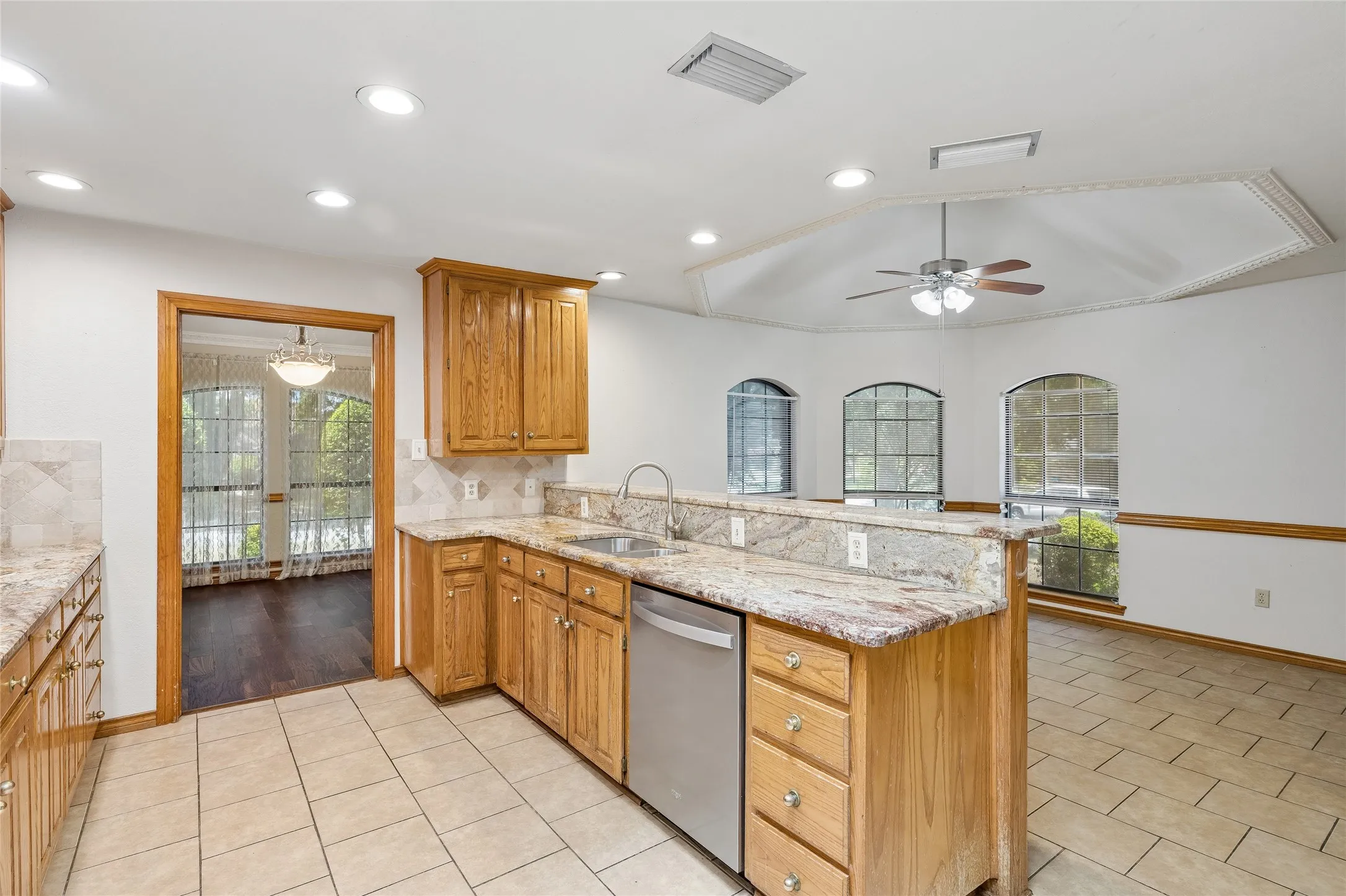 Single Family Residence For Sale in Tarrant County , 6600 Canalview Drive, Arlington, Texas 76016, 3 Bedroom, 2 Bathroom, 2 Garage spaces, 2,223 Sqft, built in 1984, mls#21321073, Real Estate Agent in Arlington, Homes For Sale in Tarrant county, Homes For Sale in Arlington, Realtor in Arlington Texas, Real Estate Brokerage Independent Realty Texas, Luminita Cordes Realtor