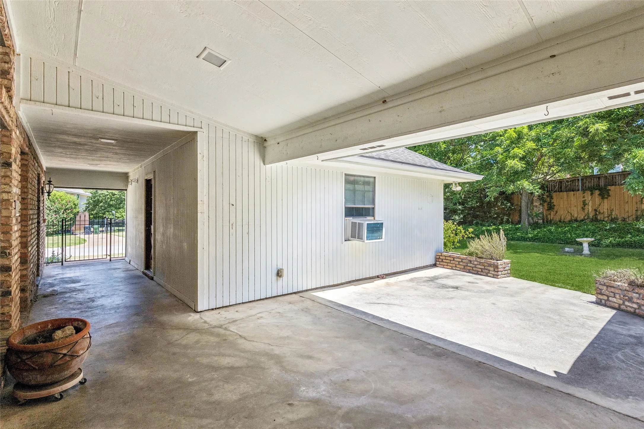 Single Family Residence For Sale in Tarrant County , 6600 Canalview Drive, Arlington, Texas 76016, 3 Bedroom, 2 Bathroom, 2 Garage spaces, 2,223 Sqft, built in 1984, mls#21321073, Real Estate Agent in Arlington, Homes For Sale in Tarrant county, Homes For Sale in Arlington, Realtor in Arlington Texas, Real Estate Brokerage Independent Realty Texas, Luminita Cordes Realtor