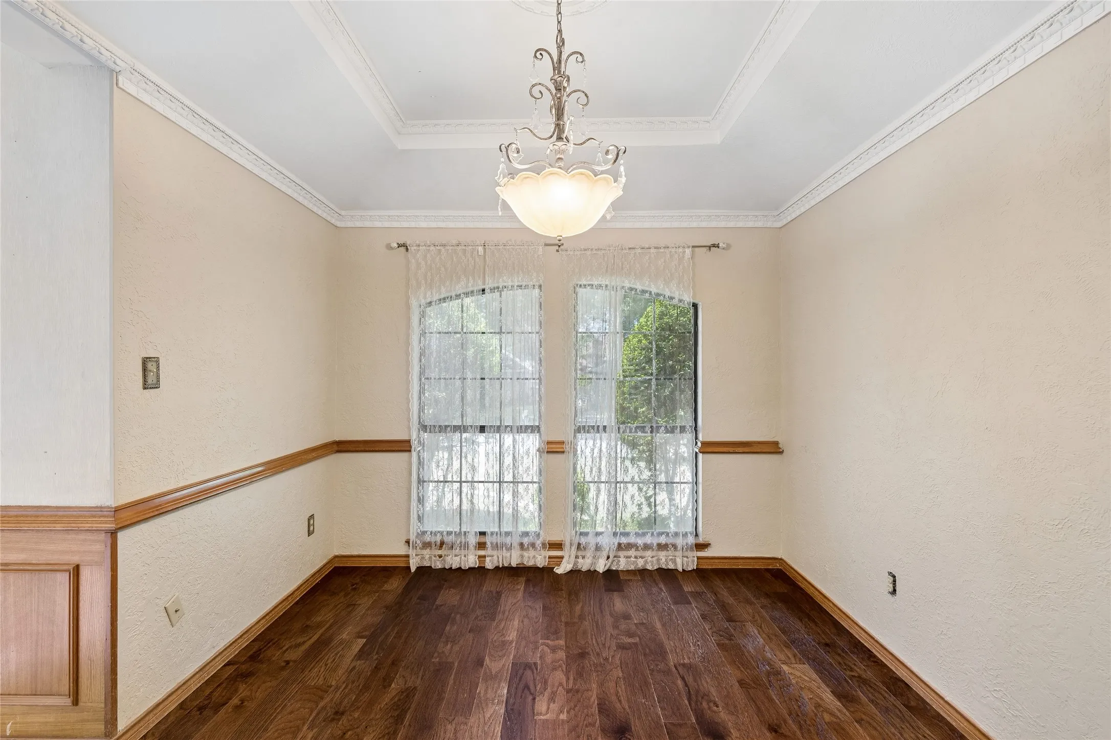 Single Family Residence For Sale in Tarrant County , 6600 Canalview Drive, Arlington, Texas 76016, 3 Bedroom, 2 Bathroom, 2 Garage spaces, 2,223 Sqft, built in 1984, mls#21321073, Real Estate Agent in Arlington, Homes For Sale in Tarrant county, Homes For Sale in Arlington, Realtor in Arlington Texas, Real Estate Brokerage Independent Realty Texas, Luminita Cordes Realtor