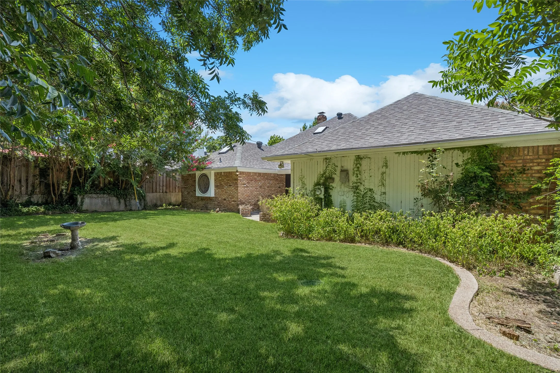Single Family Residence For Sale in Tarrant County , 6600 Canalview Drive, Arlington, Texas 76016, 3 Bedroom, 2 Bathroom, 2 Garage spaces, 2,223 Sqft, built in 1984, mls#21321073, Real Estate Agent in Arlington, Homes For Sale in Tarrant county, Homes For Sale in Arlington, Realtor in Arlington Texas, Real Estate Brokerage Independent Realty Texas, Luminita Cordes Realtor