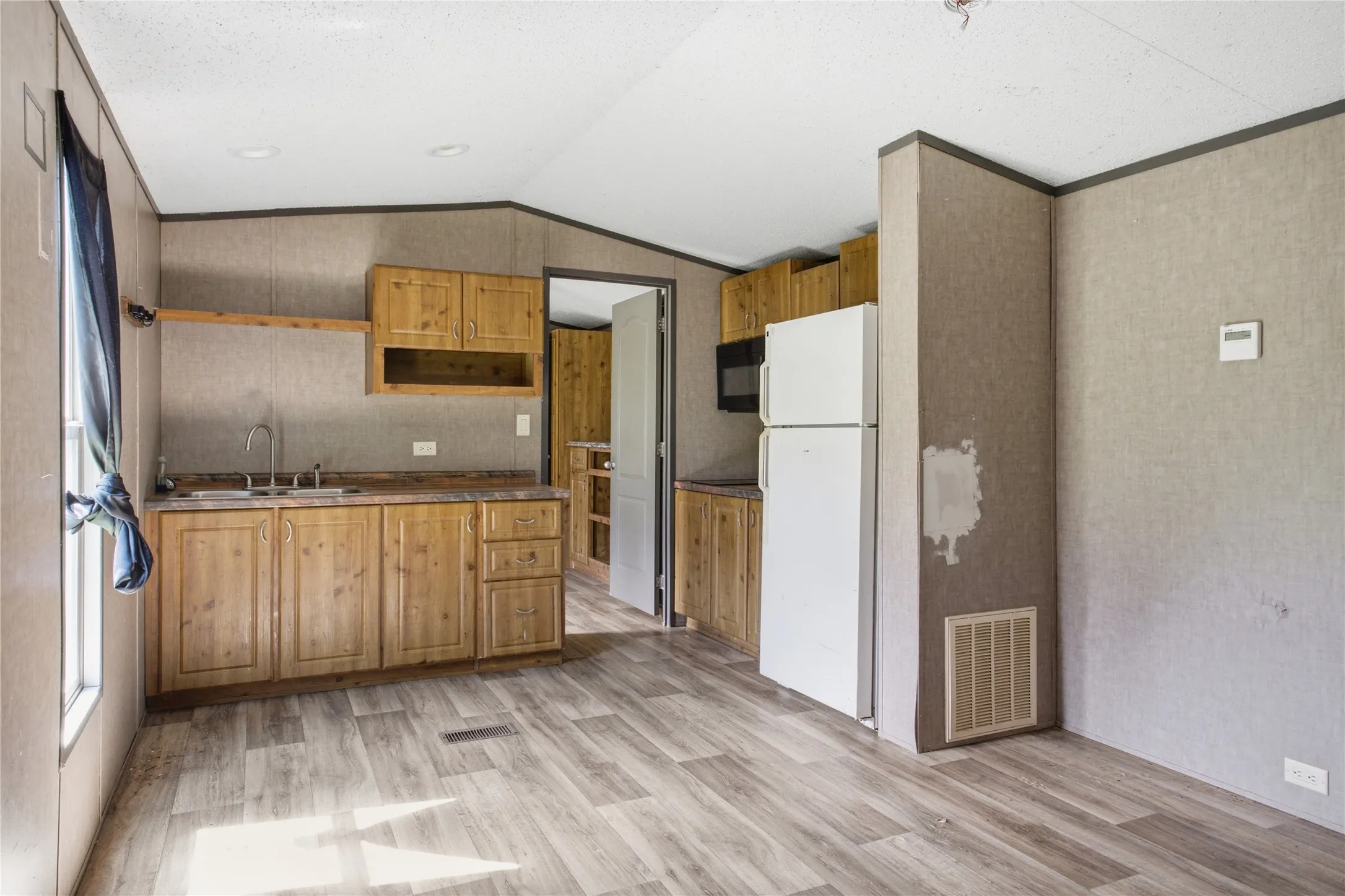 Single Family Residence For Sale in Delta County , 740 E Marshall Avenue, Cooper, Texas 75432, 1 Bedroom, 1 Bathroom, Garage spaces, 616 Sqft, built in 0, Price $87,500, mls#21325992, Real Estate Agent in Cooper, Homes For Sale in Delta county, Homes For Sale in Cooper, Realtor in Cooper Texas, Real Estate Brokerage Independent Realty Texas, Luminita Cordes Realtor