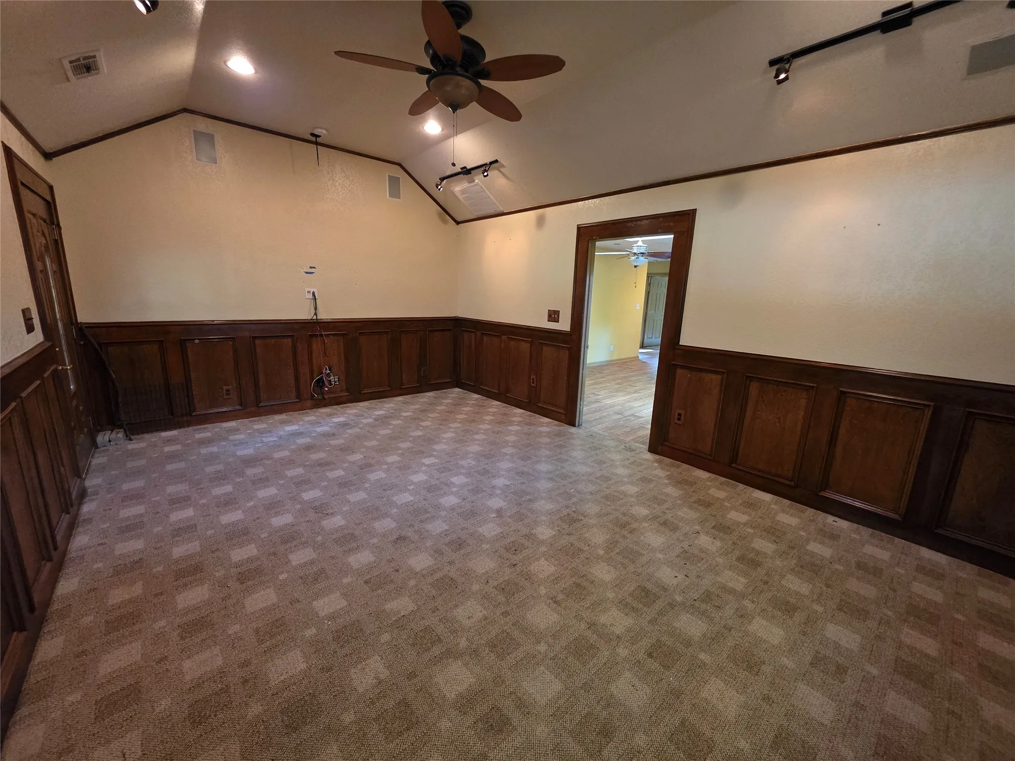 Single Family Residence For Sale in Tarrant County , 2216 Daisy Lane, Fort Worth, Texas 76111, 3 Bedroom, 2 Bathroom, Garage spaces, 1,550 Sqft, built in 1928, mls#21324709, Real Estate Agent in Fort Worth, Homes For Sale in Tarrant county, Homes For Sale in Fort Worth, Realtor in Fort Worth Texas, Real Estate Brokerage Independent Realty Texas, Luminita Cordes Realtor