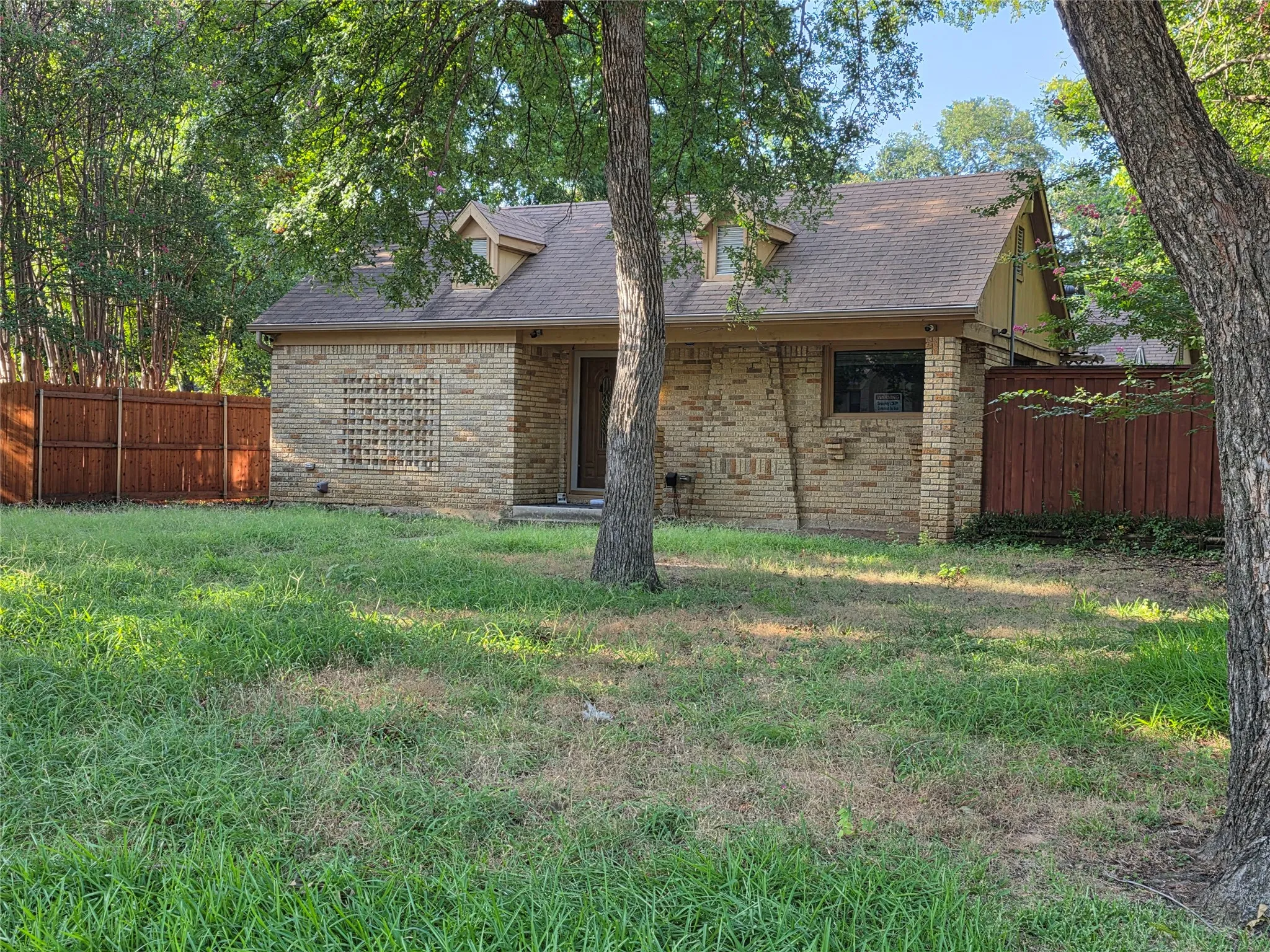 Single Family Residence For Sale in Tarrant County , 2216 Daisy Lane, Fort Worth, Texas 76111, 3 Bedroom, 2 Bathroom, Garage spaces, 1,550 Sqft, built in 1928, mls#21324709, Real Estate Agent in Fort Worth, Homes For Sale in Tarrant county, Homes For Sale in Fort Worth, Realtor in Fort Worth Texas, Real Estate Brokerage Independent Realty Texas, Luminita Cordes Realtor