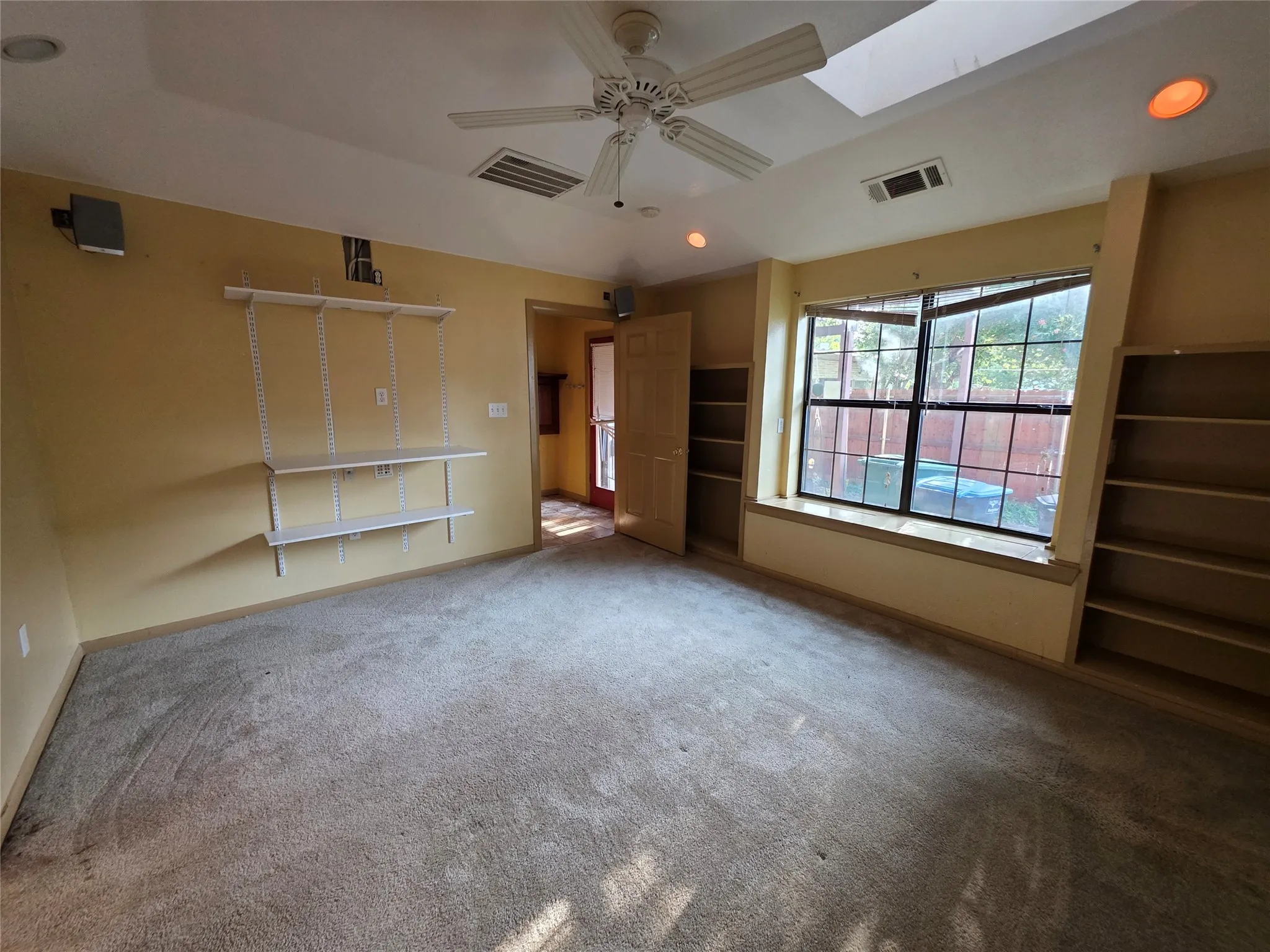 Single Family Residence For Sale in Tarrant County , 2216 Daisy Lane, Fort Worth, Texas 76111, 3 Bedroom, 2 Bathroom, Garage spaces, 1,550 Sqft, built in 1928, mls#21324709, Real Estate Agent in Fort Worth, Homes For Sale in Tarrant county, Homes For Sale in Fort Worth, Realtor in Fort Worth Texas, Real Estate Brokerage Independent Realty Texas, Luminita Cordes Realtor
