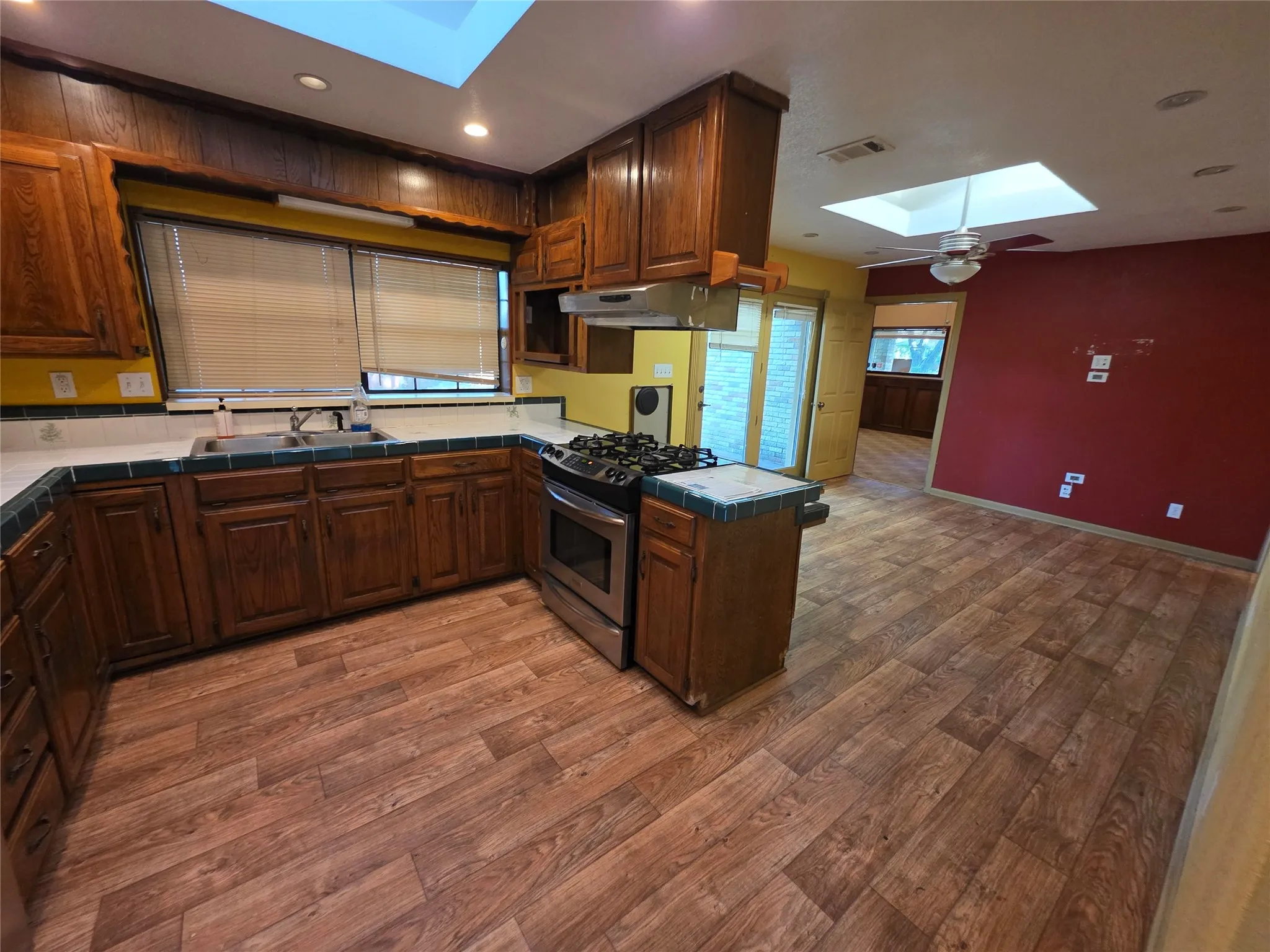 Single Family Residence For Sale in Tarrant County , 2216 Daisy Lane, Fort Worth, Texas 76111, 3 Bedroom, 2 Bathroom, Garage spaces, 1,550 Sqft, built in 1928, mls#21324709, Real Estate Agent in Fort Worth, Homes For Sale in Tarrant county, Homes For Sale in Fort Worth, Realtor in Fort Worth Texas, Real Estate Brokerage Independent Realty Texas, Luminita Cordes Realtor