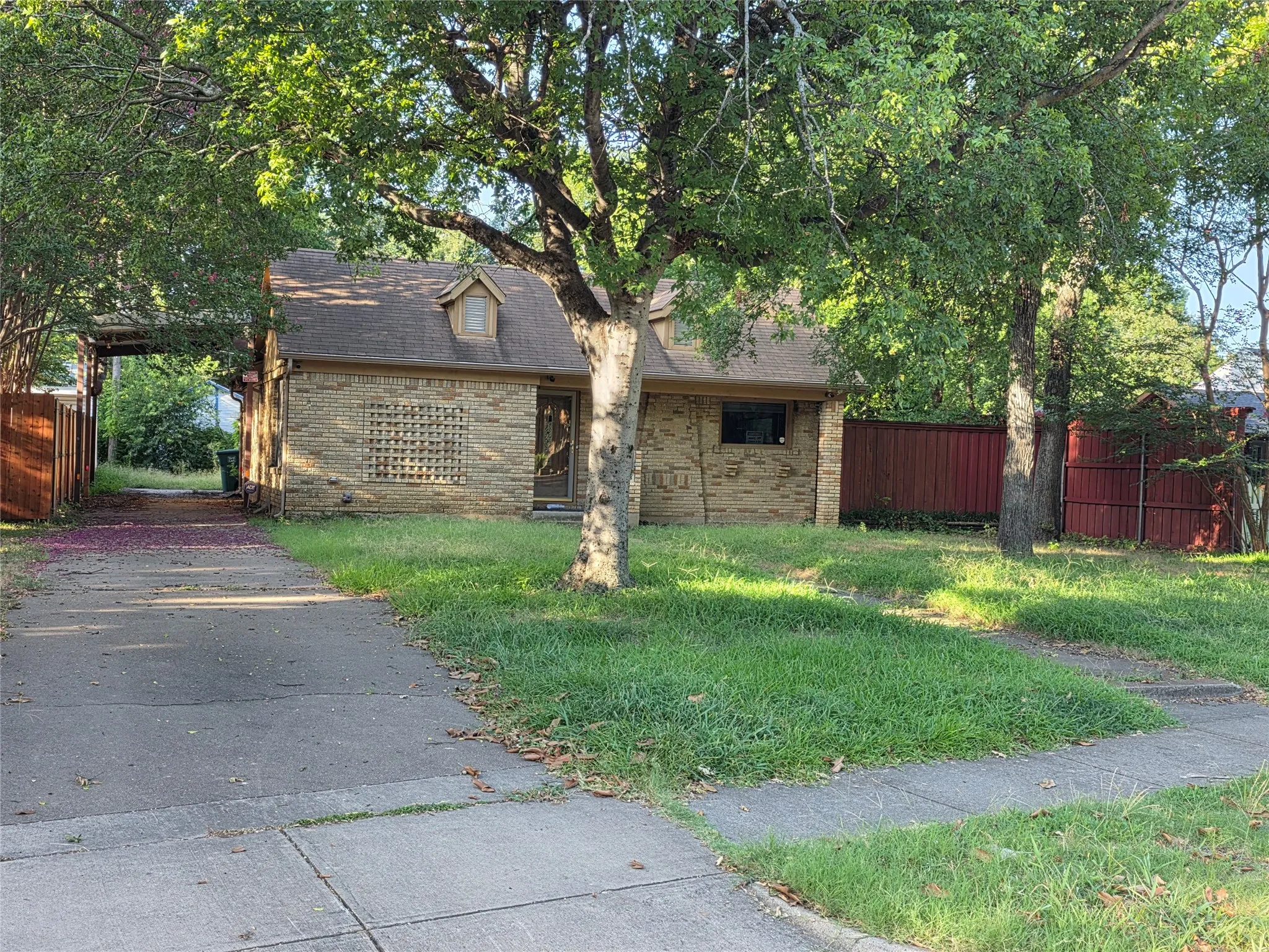Single Family Residence For Sale in Tarrant County , 2216 Daisy Lane, Fort Worth, Texas 76111, 3 Bedroom, 2 Bathroom, Garage spaces, 1,550 Sqft, built in 1928, mls#21324709, Real Estate Agent in Fort Worth, Homes For Sale in Tarrant county, Homes For Sale in Fort Worth, Realtor in Fort Worth Texas, Real Estate Brokerage Independent Realty Texas, Luminita Cordes Realtor
