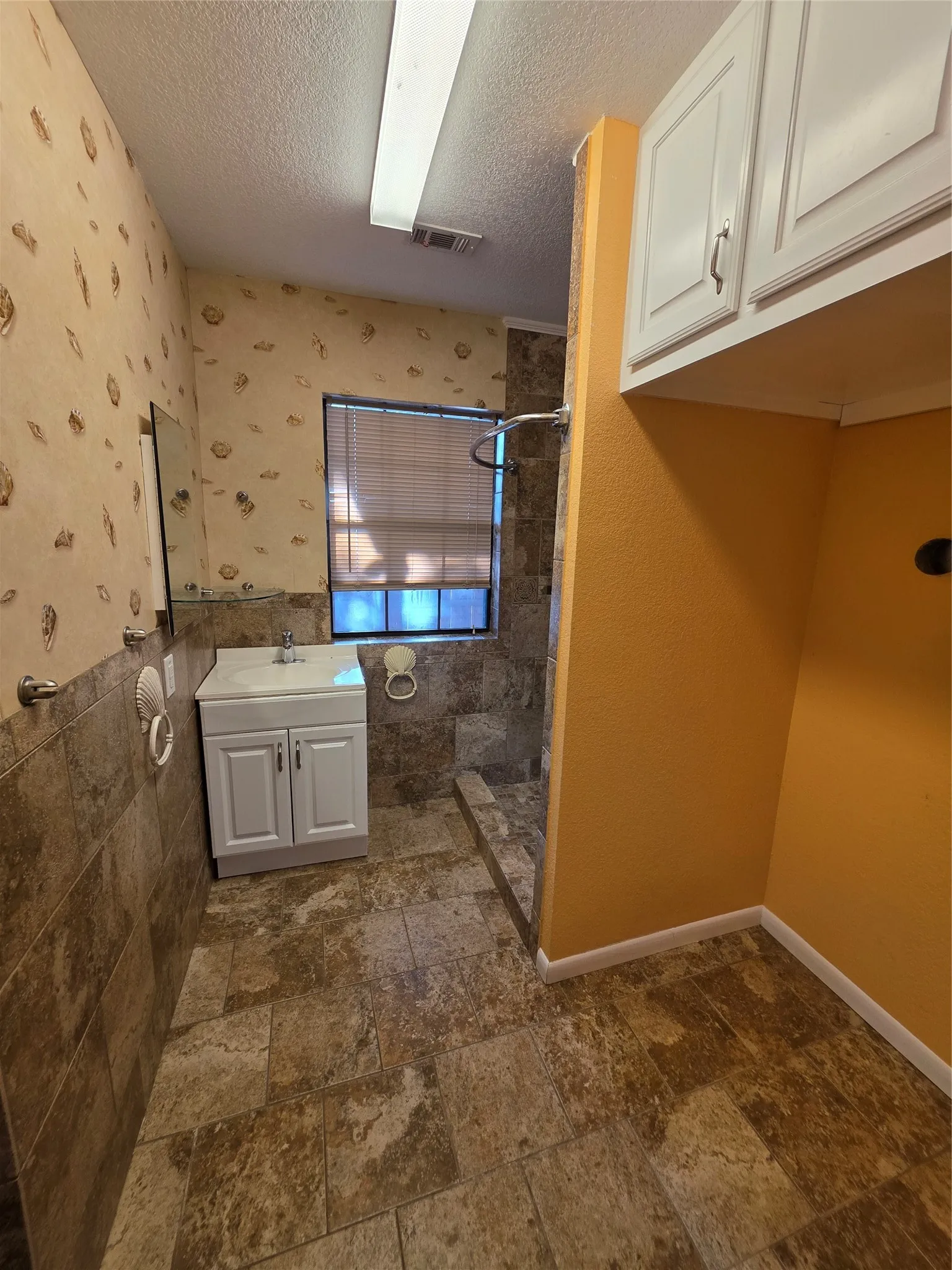 Single Family Residence For Sale in Tarrant County , 2216 Daisy Lane, Fort Worth, Texas 76111, 3 Bedroom, 2 Bathroom, Garage spaces, 1,550 Sqft, built in 1928, mls#21324709, Real Estate Agent in Fort Worth, Homes For Sale in Tarrant county, Homes For Sale in Fort Worth, Realtor in Fort Worth Texas, Real Estate Brokerage Independent Realty Texas, Luminita Cordes Realtor