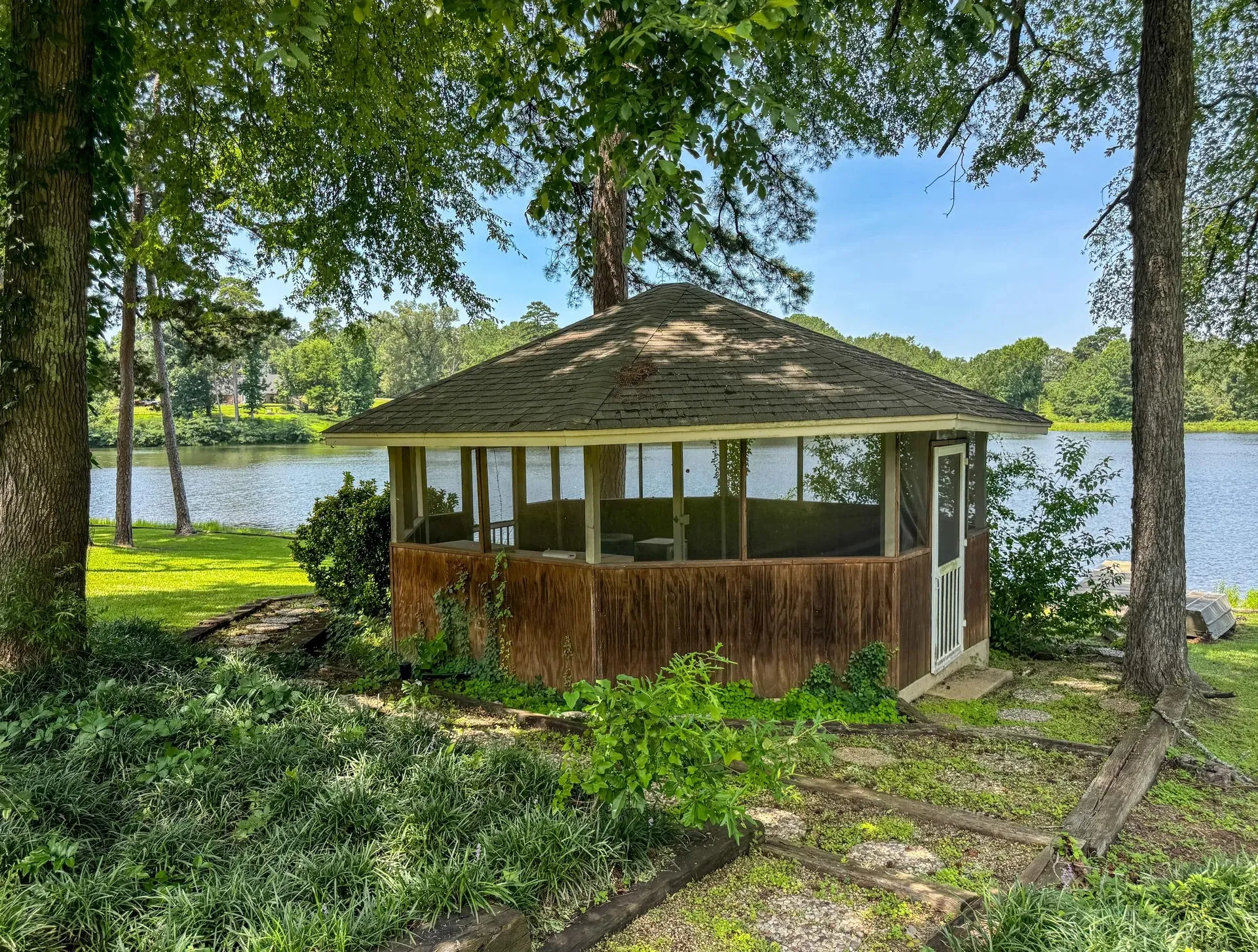 Single Family Residence For Sale in Cass County , 316 County Road 2750, Hughes Springs, Texas 75656, 3 Bedroom, 3 Bathroom, Garage spaces, 2,694 Sqft, built in 1976, mls#21326018, Real Estate Agent in Hughes Springs, Homes For Sale in Cass county, Homes For Sale in Hughes Springs, Realtor in Hughes Springs Texas, Real Estate Brokerage Independent Realty Texas, Luminita Cordes Realtor