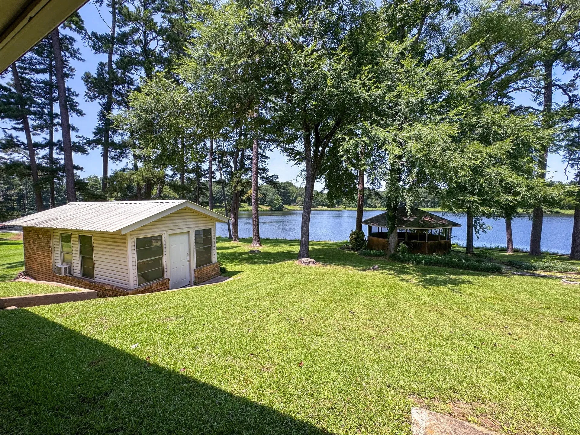 Single Family Residence For Sale in Cass County , 316 County Road 2750, Hughes Springs, Texas 75656, 3 Bedroom, 3 Bathroom, Garage spaces, 2,694 Sqft, built in 1976, mls#21326018, Real Estate Agent in Hughes Springs, Homes For Sale in Cass county, Homes For Sale in Hughes Springs, Realtor in Hughes Springs Texas, Real Estate Brokerage Independent Realty Texas, Luminita Cordes Realtor