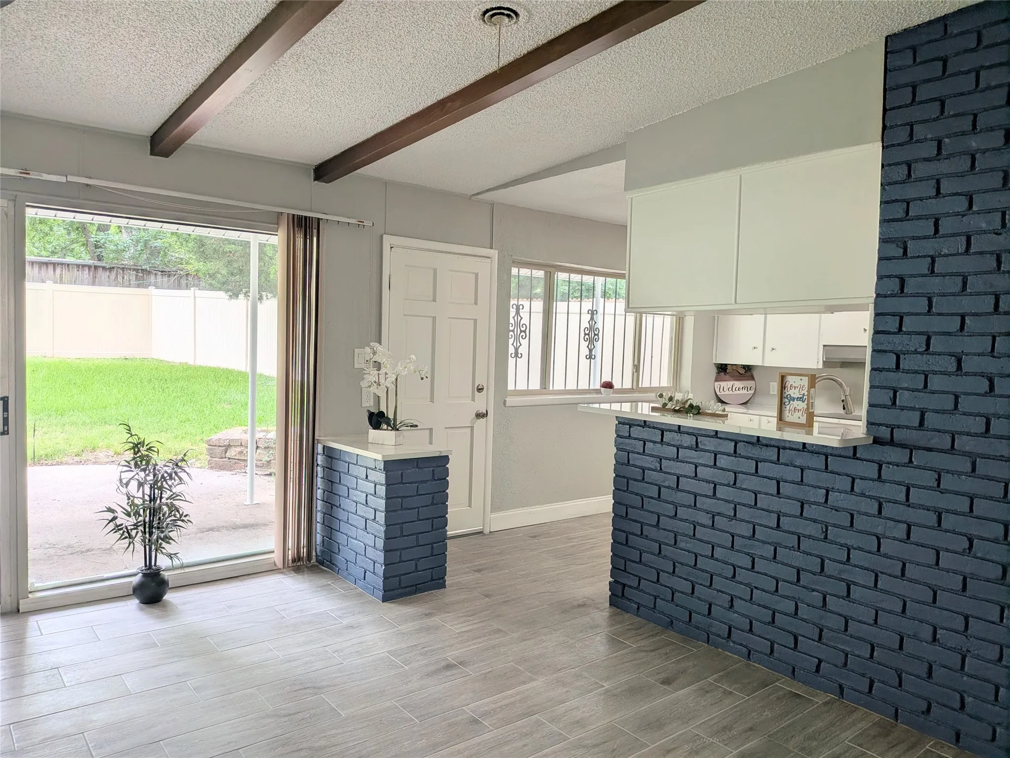 Single Family Residence For Sale in Dallas County , 710 E FIVE MILE Parkway, Dallas, Texas 75216, 3 Bedroom, 2 Bathroom, Garage spaces, 1,390 Sqft, built in 1955, mls#21326025, Real Estate Agent in Dallas, Homes For Sale in Dallas county, Homes For Sale in Dallas, Realtor in Dallas Texas, Real Estate Brokerage Independent Realty Texas, Luminita Cordes Realtor