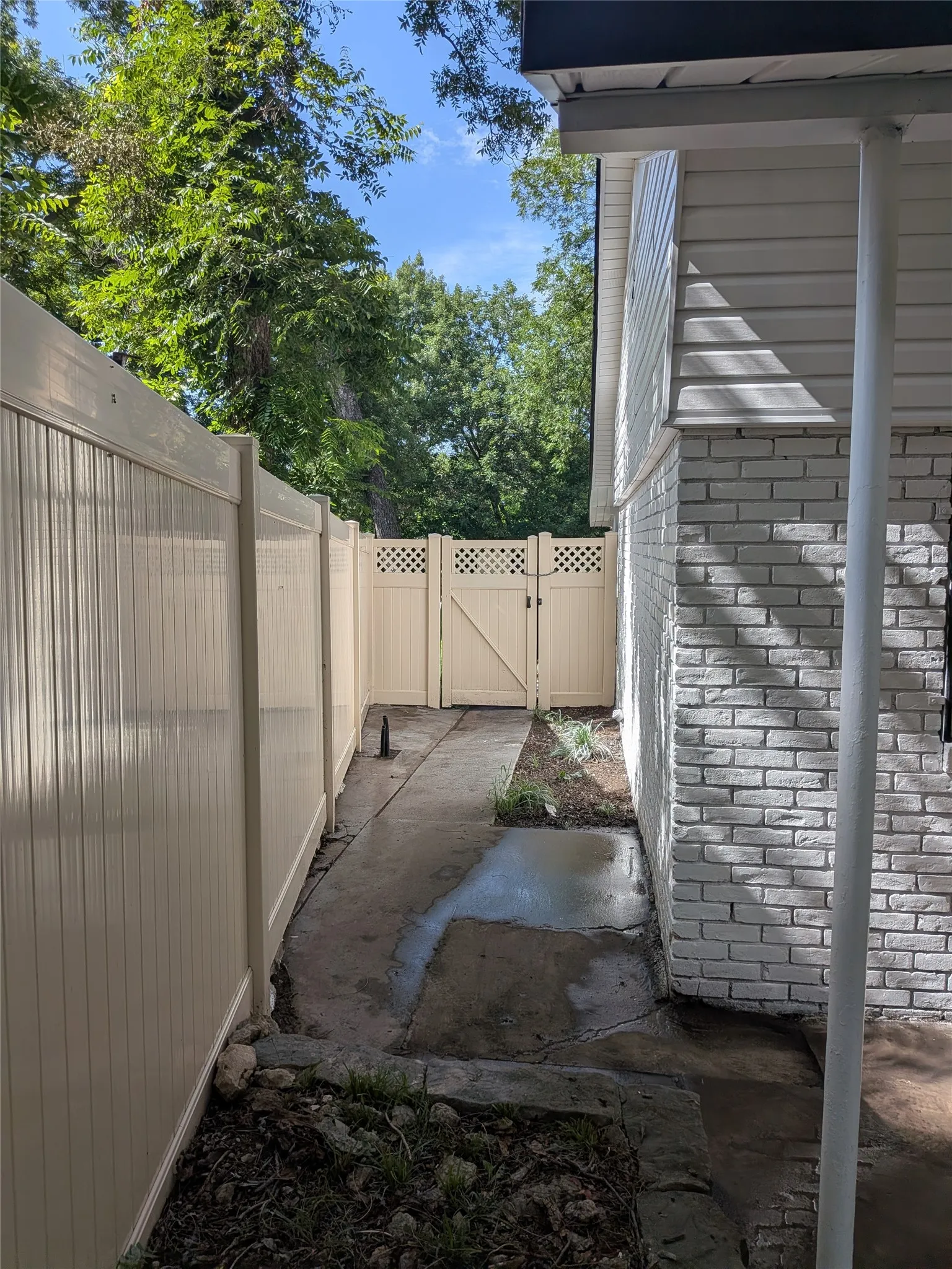 Single Family Residence For Sale in Dallas County , 710 E FIVE MILE Parkway, Dallas, Texas 75216, 3 Bedroom, 2 Bathroom, Garage spaces, 1,390 Sqft, built in 1955, mls#21326025, Real Estate Agent in Dallas, Homes For Sale in Dallas county, Homes For Sale in Dallas, Realtor in Dallas Texas, Real Estate Brokerage Independent Realty Texas, Luminita Cordes Realtor