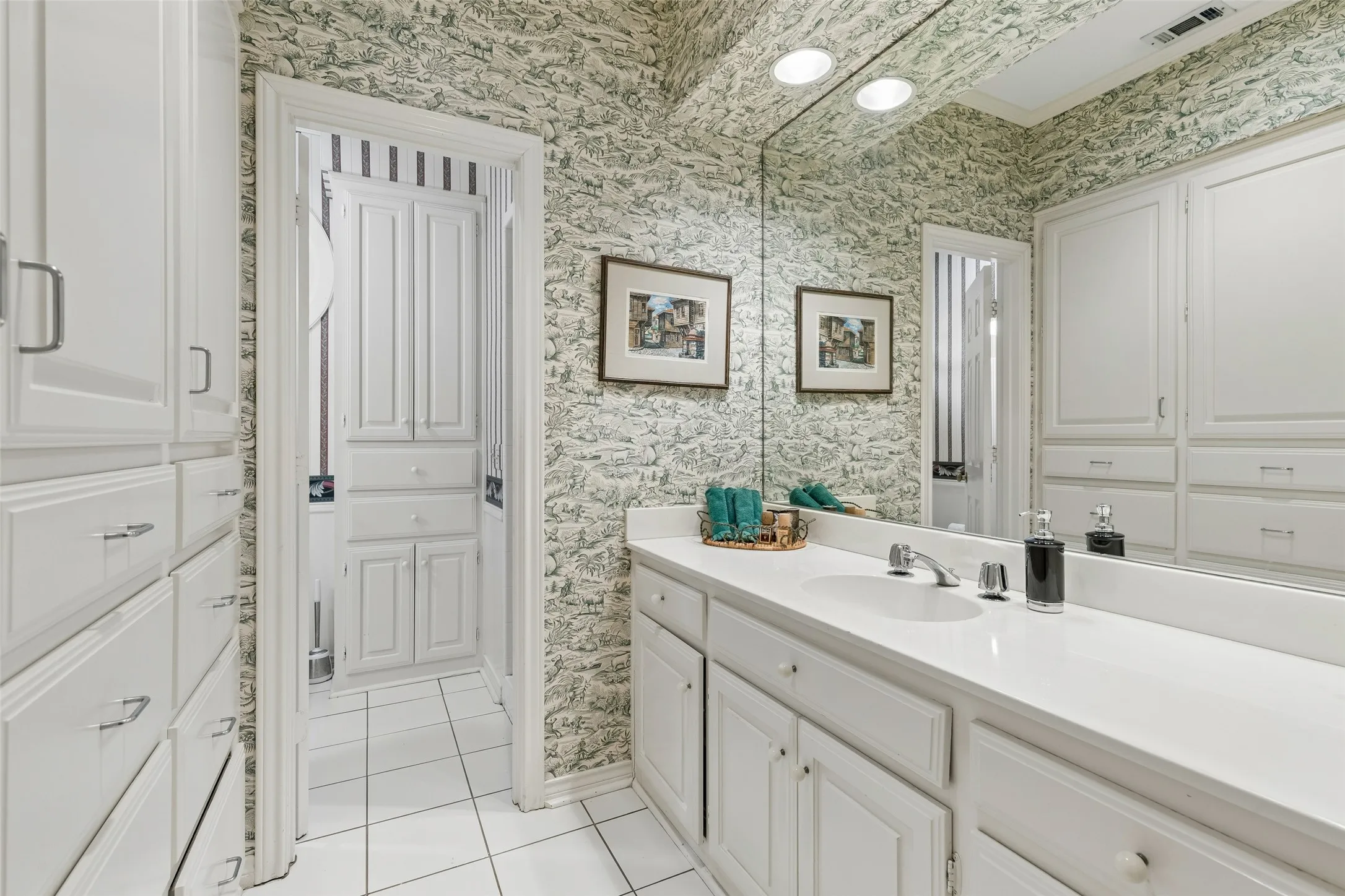 Upstairs bath with wall of built in drawers