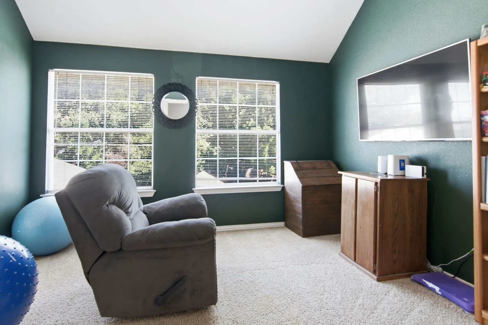 Bonus room/den/game room with 2 closet doors, ceiling fan, carpet, double glass doors.