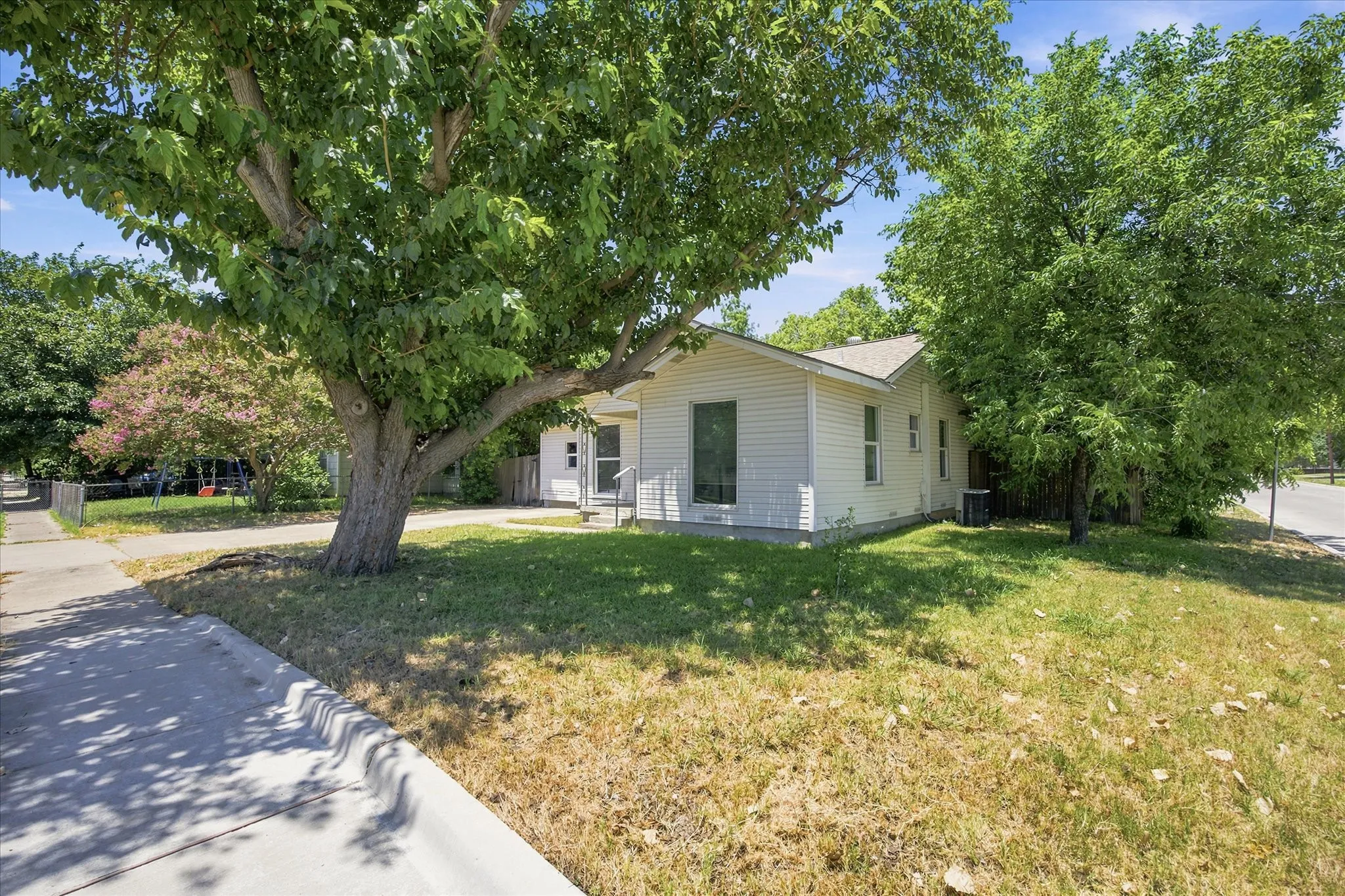 Single Family Residence For Sale in Dallas County , 1662 Birch Street, Grand Prairie, Texas 75050, 3 Bedroom, 2 Bathroom, Garage spaces, 1,469 Sqft, built in 1942, mls#21325581, Real Estate Agent in Grand Prairie, Homes For Sale in Dallas county, Homes For Sale in Grand Prairie, Realtor in Grand Prairie Texas, Real Estate Brokerage Independent Realty Texas, Luminita Cordes Realtor