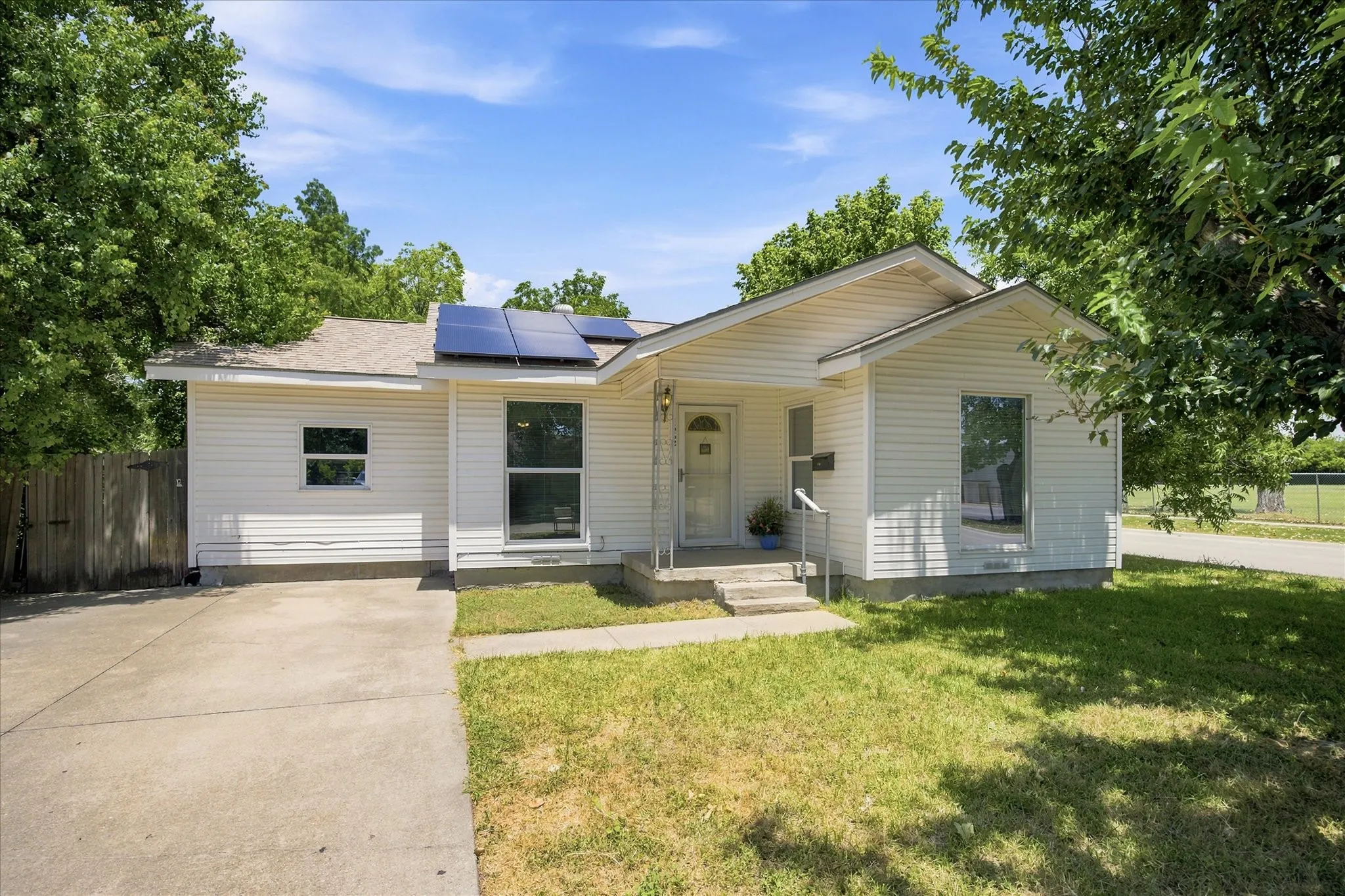 Single Family Residence For Sale in Dallas County , 1662 Birch Street, Grand Prairie, Texas 75050, 3 Bedroom, 2 Bathroom, Garage spaces, 1,469 Sqft, built in 1942, mls#21325581, Real Estate Agent in Grand Prairie, Homes For Sale in Dallas county, Homes For Sale in Grand Prairie, Realtor in Grand Prairie Texas, Real Estate Brokerage Independent Realty Texas, Luminita Cordes Realtor