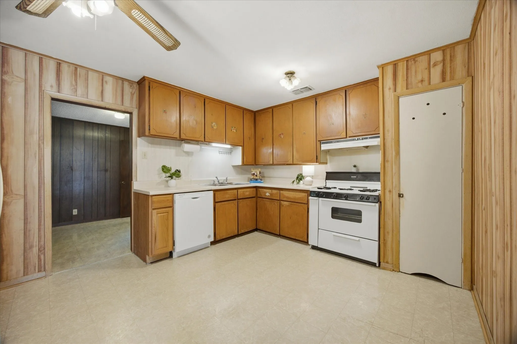 Single Family Residence For Sale in Dallas County , 1662 Birch Street, Grand Prairie, Texas 75050, 3 Bedroom, 2 Bathroom, Garage spaces, 1,469 Sqft, built in 1942, mls#21325581, Real Estate Agent in Grand Prairie, Homes For Sale in Dallas county, Homes For Sale in Grand Prairie, Realtor in Grand Prairie Texas, Real Estate Brokerage Independent Realty Texas, Luminita Cordes Realtor