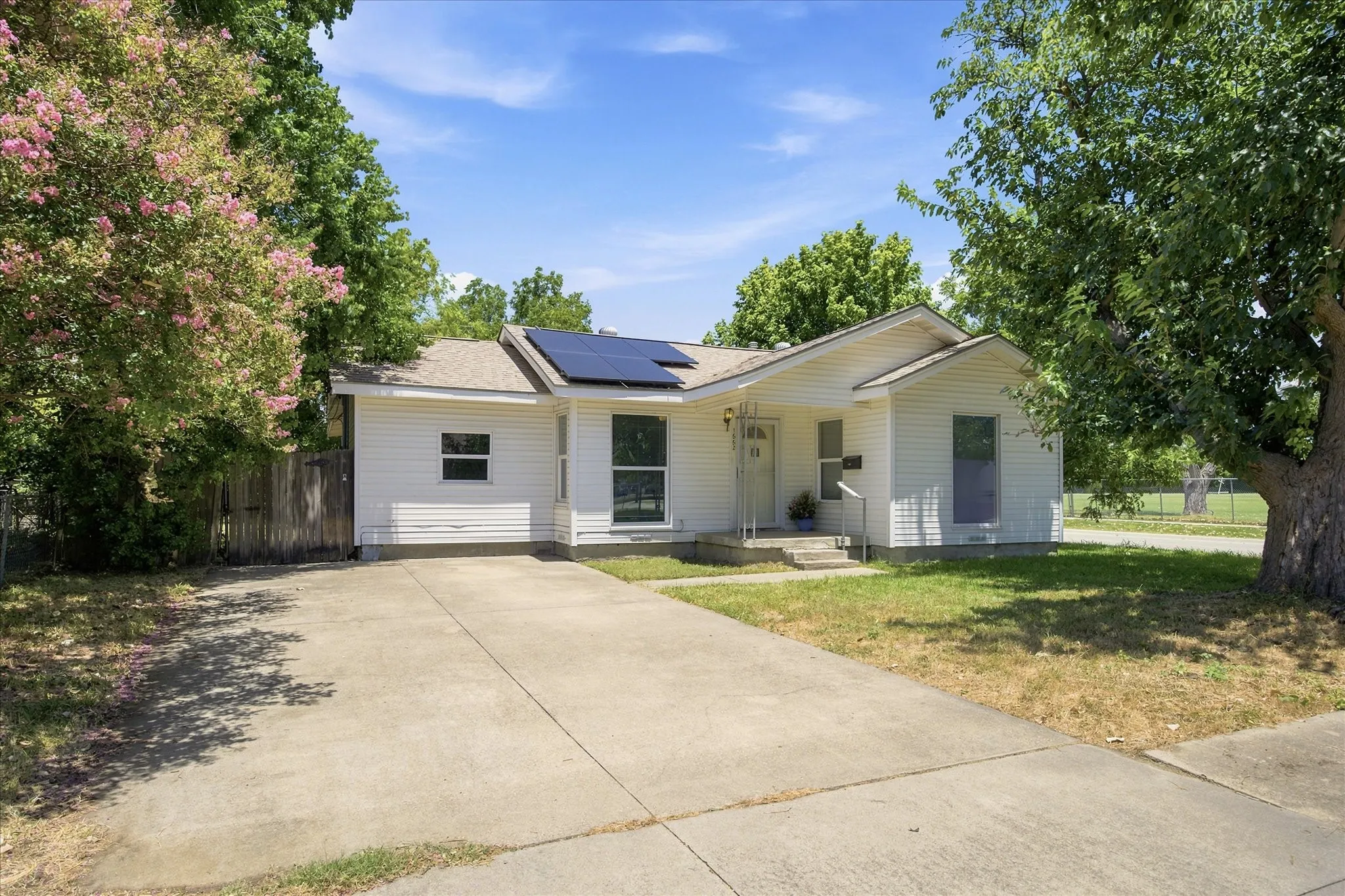 Single Family Residence For Sale in Dallas County , 1662 Birch Street, Grand Prairie, Texas 75050, 3 Bedroom, 2 Bathroom, Garage spaces, 1,469 Sqft, built in 1942, mls#21325581, Real Estate Agent in Grand Prairie, Homes For Sale in Dallas county, Homes For Sale in Grand Prairie, Realtor in Grand Prairie Texas, Real Estate Brokerage Independent Realty Texas, Luminita Cordes Realtor