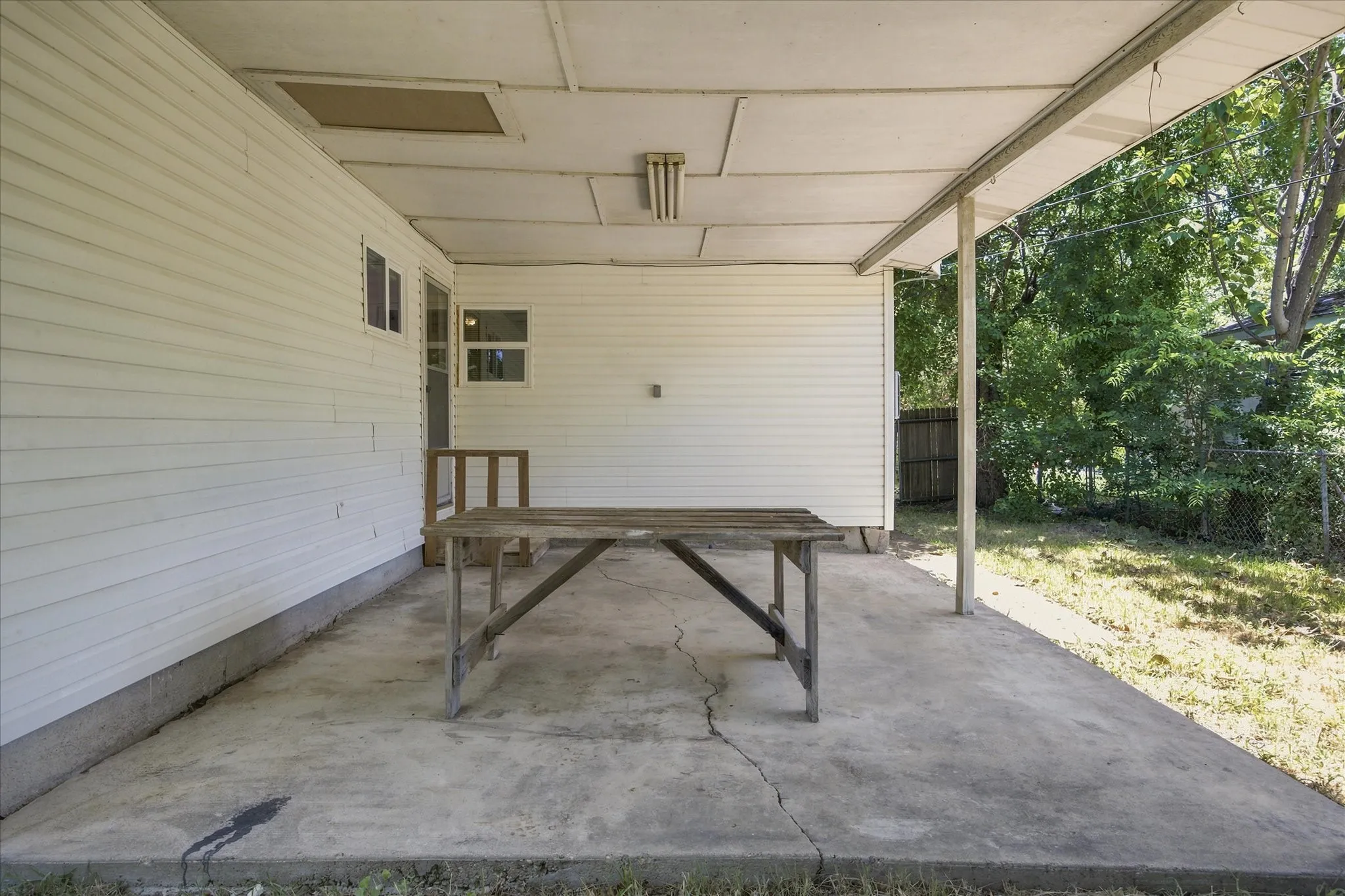 Single Family Residence For Sale in Dallas County , 1662 Birch Street, Grand Prairie, Texas 75050, 3 Bedroom, 2 Bathroom, Garage spaces, 1,469 Sqft, built in 1942, mls#21325581, Real Estate Agent in Grand Prairie, Homes For Sale in Dallas county, Homes For Sale in Grand Prairie, Realtor in Grand Prairie Texas, Real Estate Brokerage Independent Realty Texas, Luminita Cordes Realtor