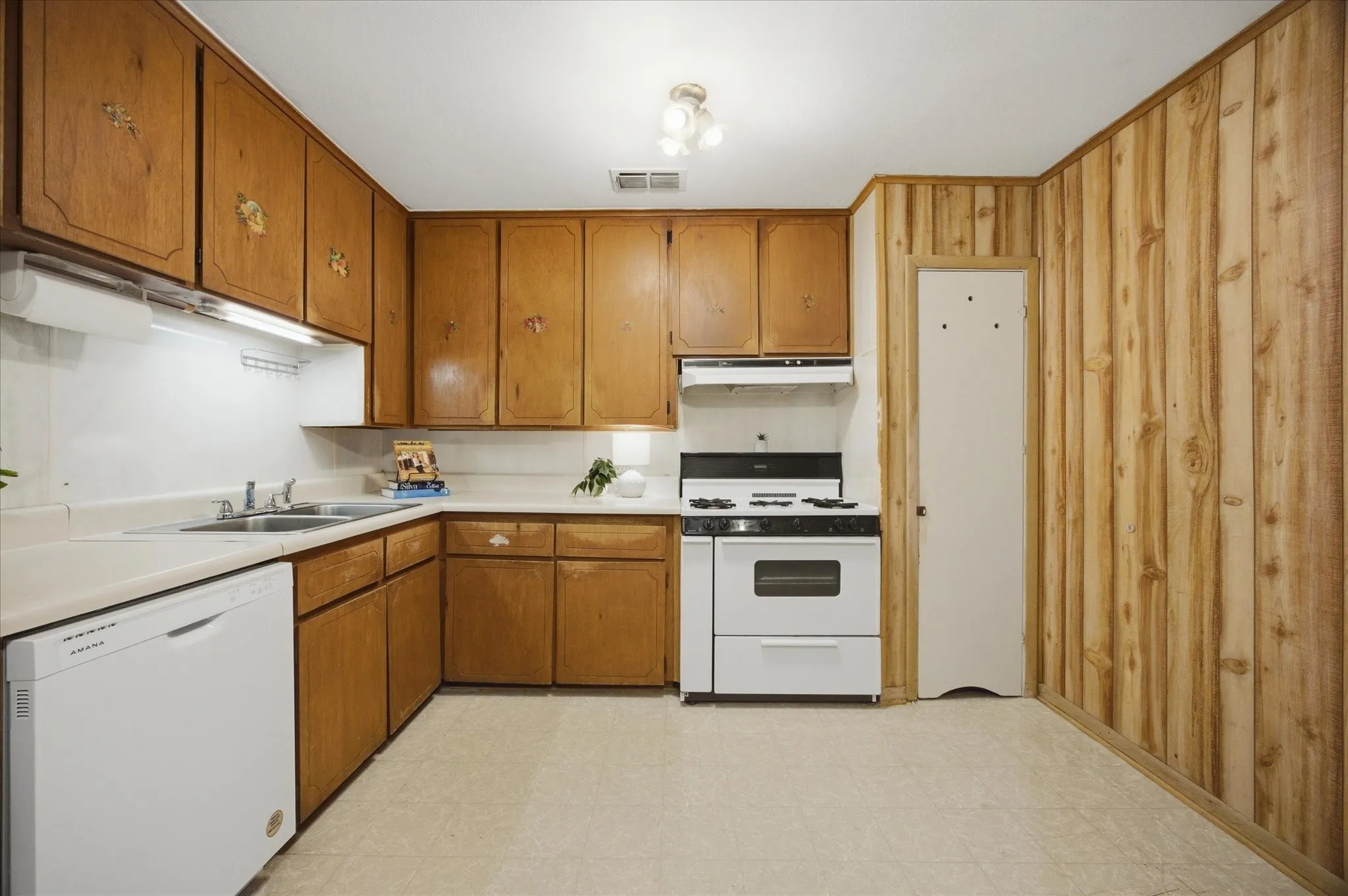 Single Family Residence For Sale in Dallas County , 1662 Birch Street, Grand Prairie, Texas 75050, 3 Bedroom, 2 Bathroom, Garage spaces, 1,469 Sqft, built in 1942, mls#21325581, Real Estate Agent in Grand Prairie, Homes For Sale in Dallas county, Homes For Sale in Grand Prairie, Realtor in Grand Prairie Texas, Real Estate Brokerage Independent Realty Texas, Luminita Cordes Realtor