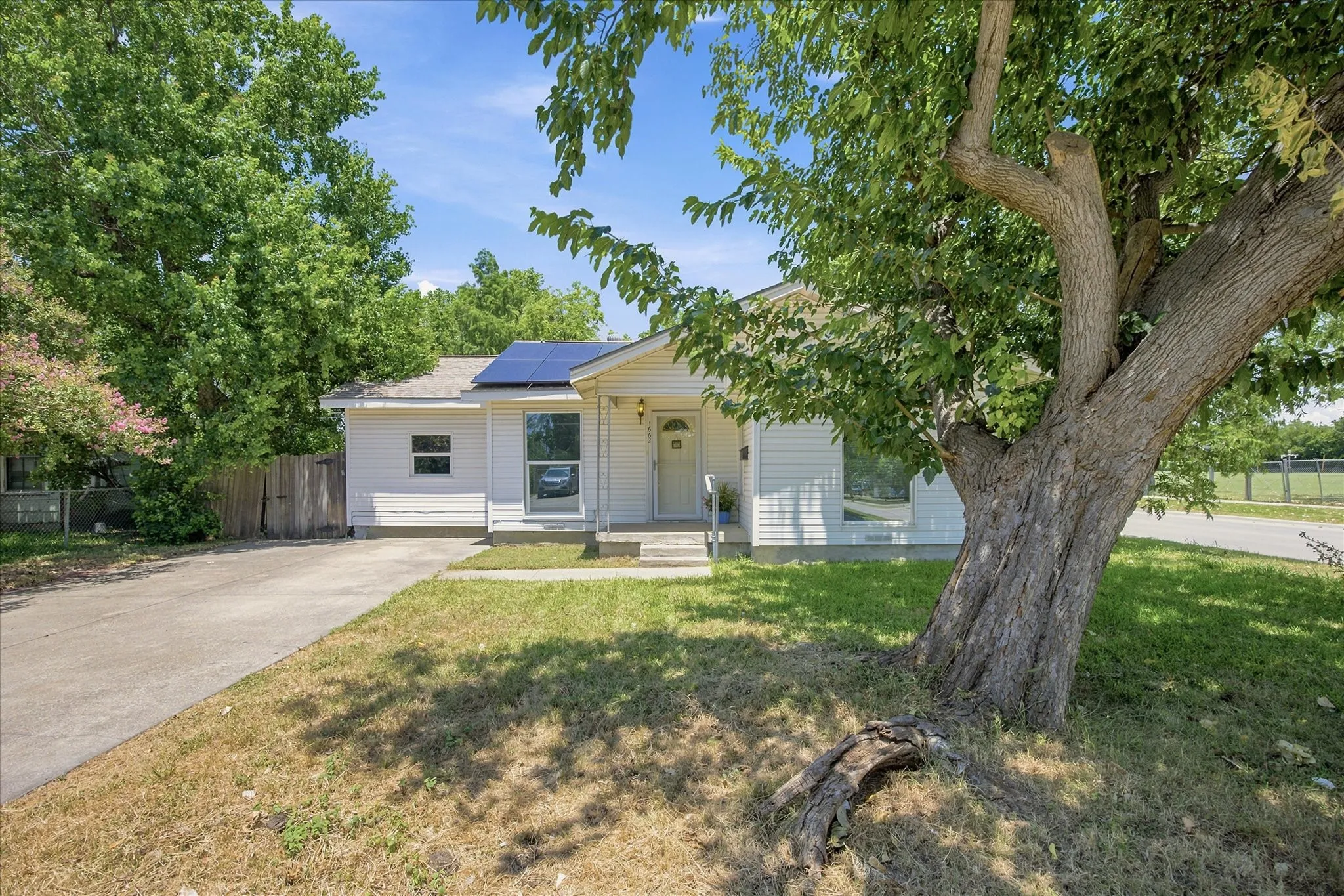 Single Family Residence For Sale in Dallas County , 1662 Birch Street, Grand Prairie, Texas 75050, 3 Bedroom, 2 Bathroom, Garage spaces, 1,469 Sqft, built in 1942, mls#21325581, Real Estate Agent in Grand Prairie, Homes For Sale in Dallas county, Homes For Sale in Grand Prairie, Realtor in Grand Prairie Texas, Real Estate Brokerage Independent Realty Texas, Luminita Cordes Realtor