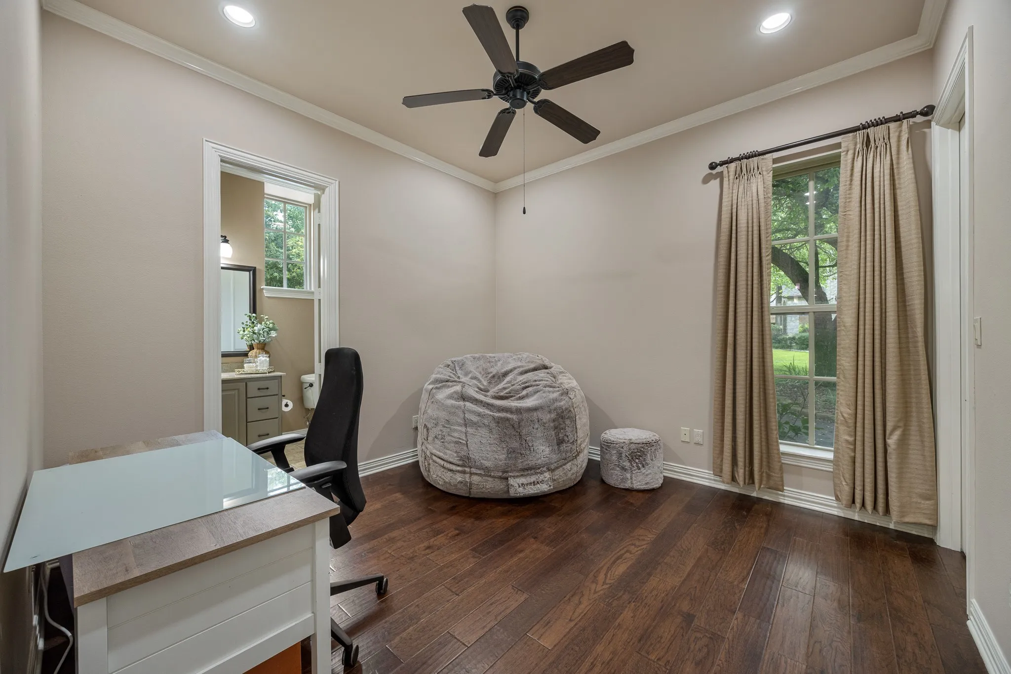Spacious room featuring wood flooring, recessed lighting, a ceiling fan, and crown molding