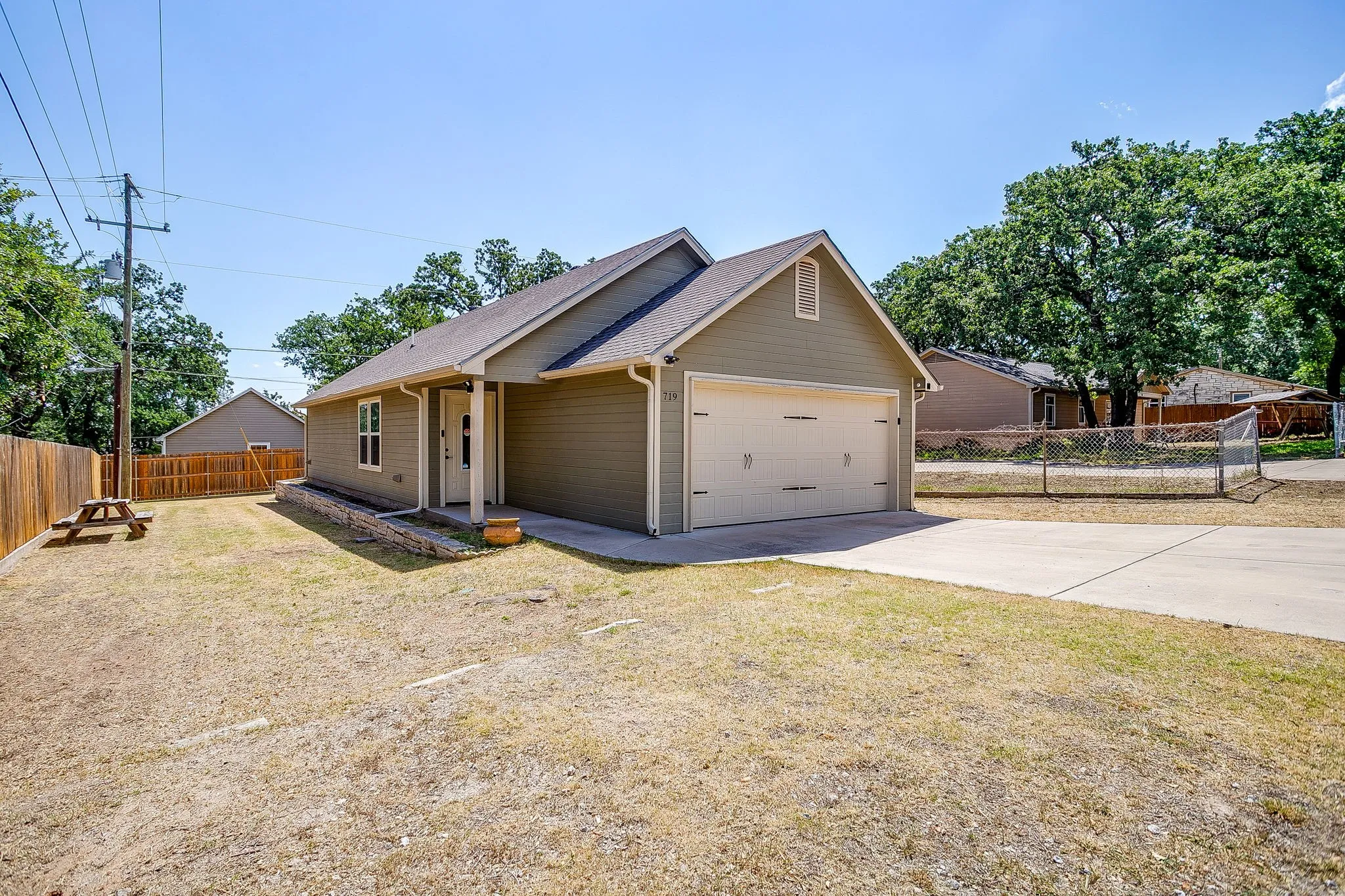 Single Family Residence For Sale in Hood County , 719 Harness Trail, Granbury, Texas 76049, 2 Bedroom, 2 Bathroom, 2 Garage spaces, 940 Sqft, built in 2018, Price $225,000, mls#21315955, Real Estate Agent in Granbury, Homes For Sale in Hood county, Homes For Sale in Granbury, Realtor in Granbury Texas, Real Estate Brokerage Independent Realty Texas, Luminita Cordes Realtor