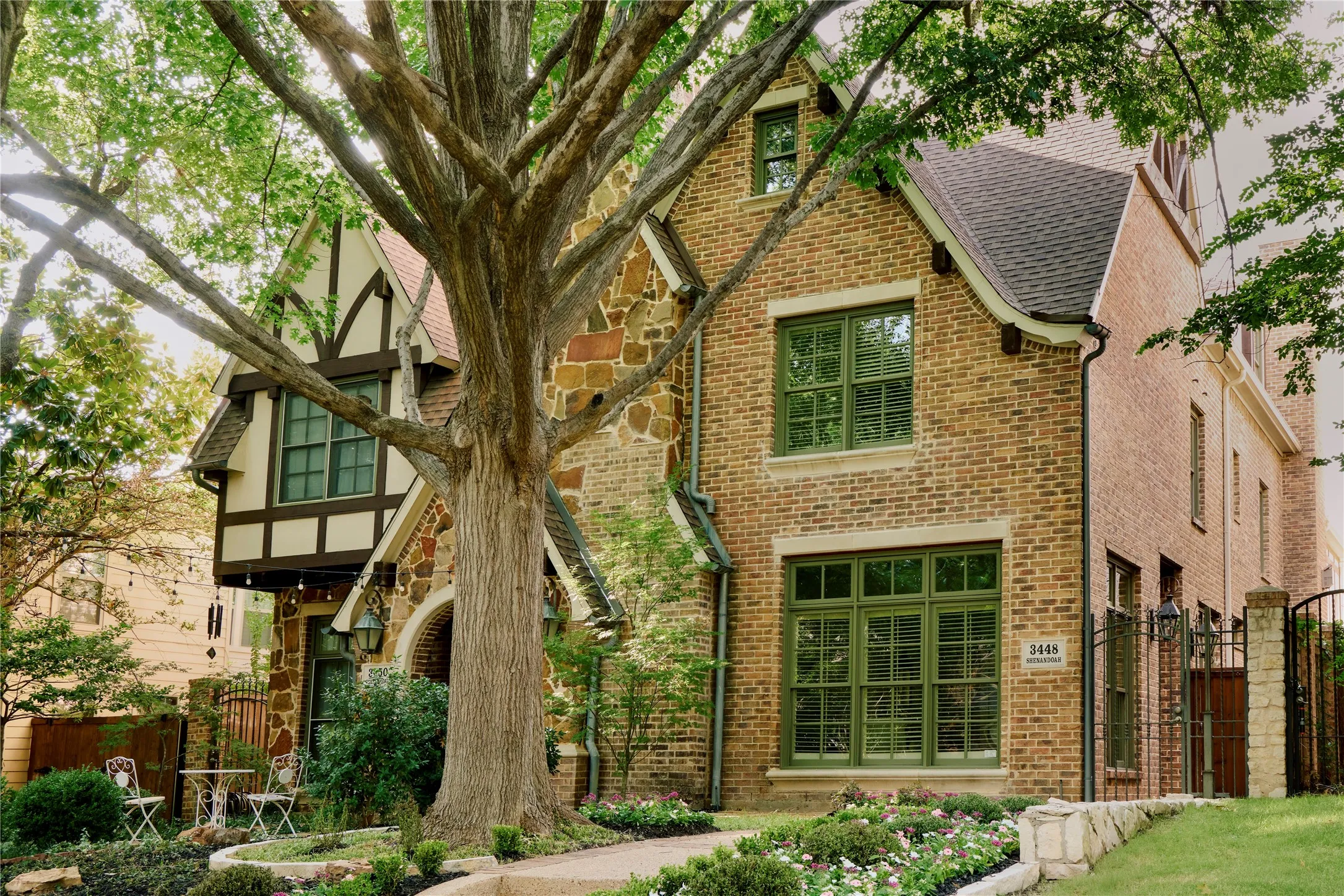 Single Family Residence For Sale in Dallas County , 3448 Shenandoah Street, University Park, Texas 75205, 4 Bedroom, 5 Bathroom, 2 Garage spaces, 3,544 Sqft, built in 2005, mls#21323238, Real Estate Agent in University Park, Homes For Sale in Dallas county, Homes For Sale in University Park, Realtor in University Park Texas, Real Estate Brokerage Independent Realty Texas, Luminita Cordes Realtor