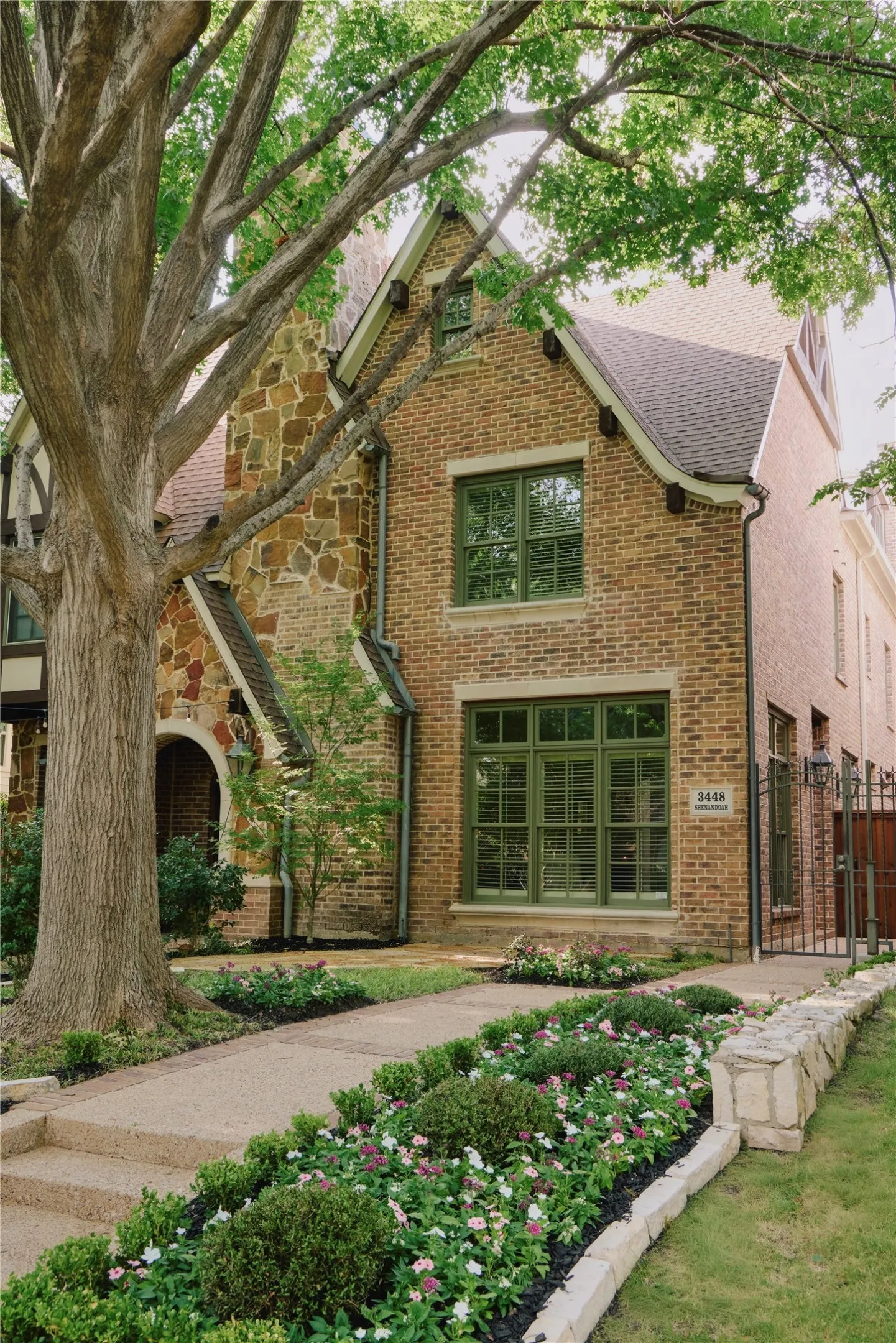 Single Family Residence For Sale in Dallas County , 3448 Shenandoah Street, University Park, Texas 75205, 4 Bedroom, 5 Bathroom, 2 Garage spaces, 3,544 Sqft, built in 2005, mls#21323238, Real Estate Agent in University Park, Homes For Sale in Dallas county, Homes For Sale in University Park, Realtor in University Park Texas, Real Estate Brokerage Independent Realty Texas, Luminita Cordes Realtor