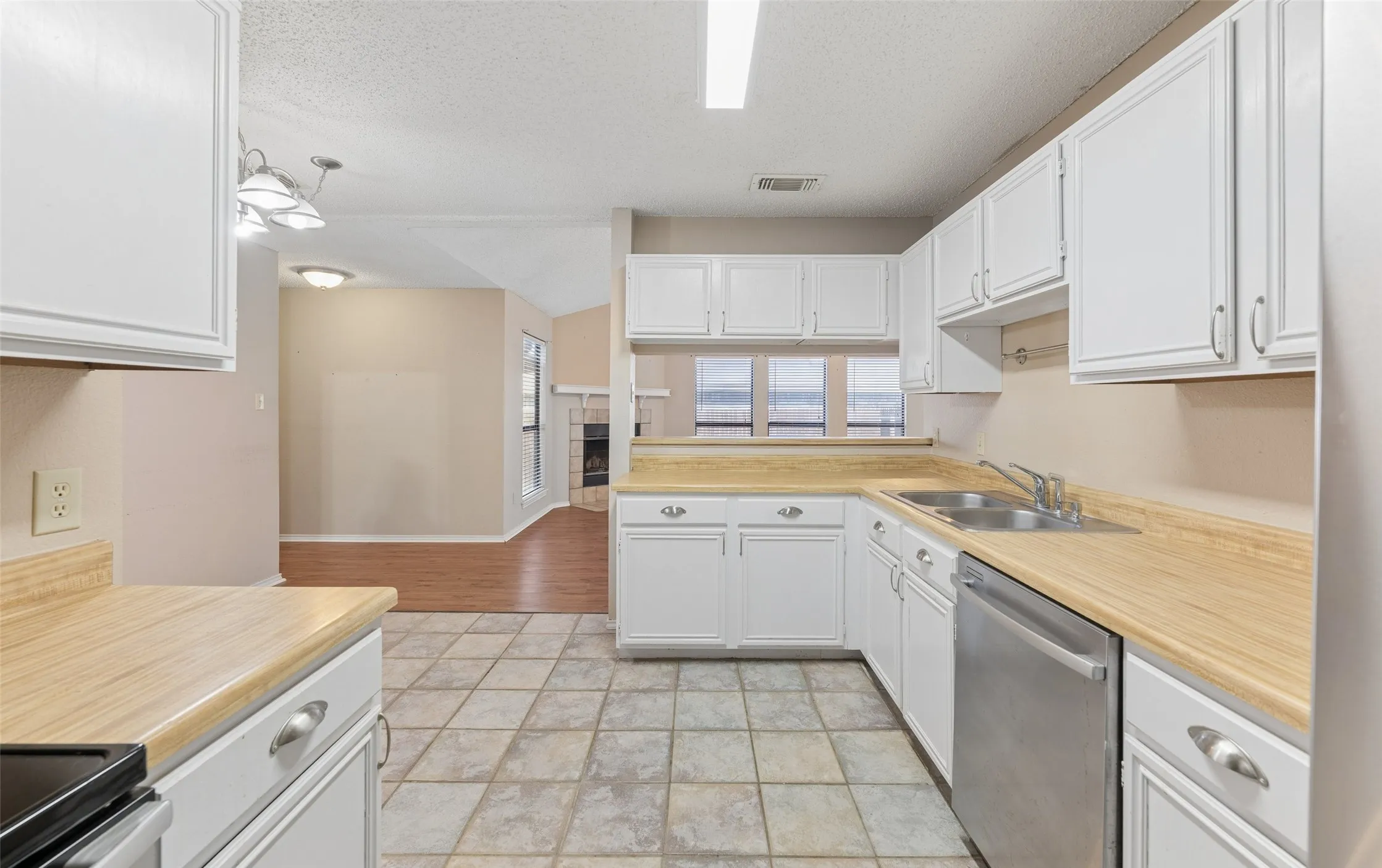 Single Family Residence For Sale in Tarrant County , 4756 Veronica Circle, Fort Worth, Texas 76137, 3 Bedroom, 2 Bathroom, 2 Garage spaces, 1,166 Sqft, built in 1986, mls#21325700, Real Estate Agent in Fort Worth, Homes For Sale in Tarrant county, Homes For Sale in Fort Worth, Realtor in Fort Worth Texas, Real Estate Brokerage Independent Realty Texas, Luminita Cordes Realtor
