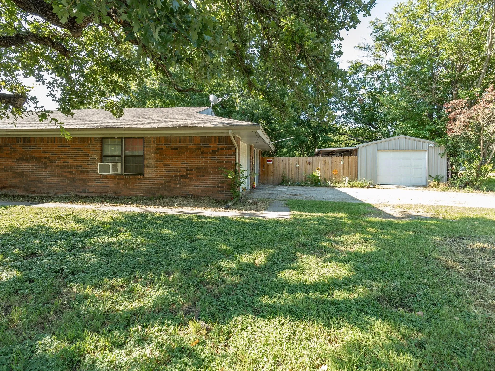 Single Family Residence For Sale in Montague County , 901 Pebble Street, Bowie, Texas 76230, 5 Bedroom, 3 Bathroom, 2 Garage spaces, 2,775 Sqft, built in 1968, mls#21304777, Real Estate Agent in Bowie, Homes For Sale in Montague county, Homes For Sale in Bowie, Realtor in Bowie Texas, Real Estate Brokerage Independent Realty Texas, Luminita Cordes Realtor