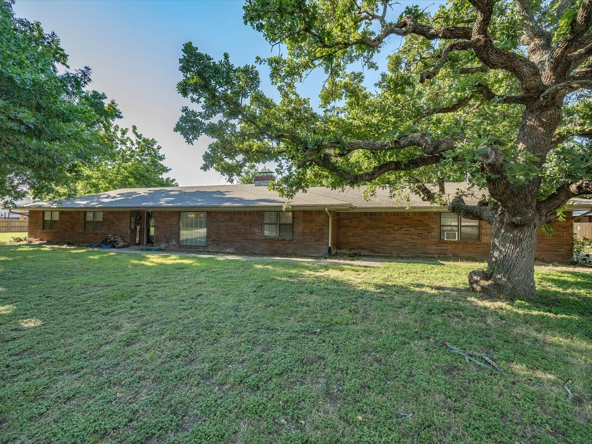 Single Family Residence For Sale in Montague County , 901 Pebble Street, Bowie, Texas 76230, 5 Bedroom, 3 Bathroom, 2 Garage spaces, 2,775 Sqft, built in 1968, mls#21304777, Real Estate Agent in Bowie, Homes For Sale in Montague county, Homes For Sale in Bowie, Realtor in Bowie Texas, Real Estate Brokerage Independent Realty Texas, Luminita Cordes Realtor