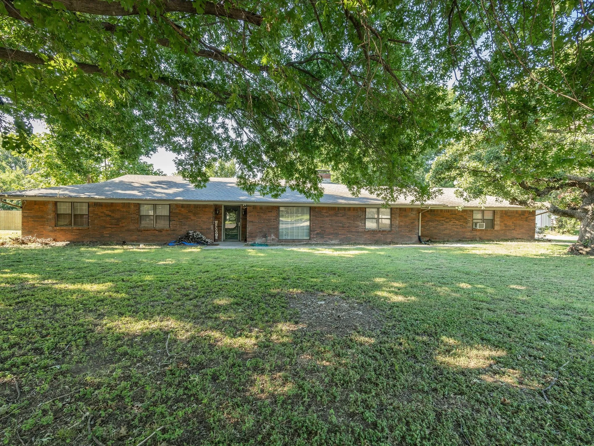Single Family Residence For Sale in Montague County , 901 Pebble Street, Bowie, Texas 76230, 5 Bedroom, 3 Bathroom, 2 Garage spaces, 2,775 Sqft, built in 1968, mls#21304777, Real Estate Agent in Bowie, Homes For Sale in Montague county, Homes For Sale in Bowie, Realtor in Bowie Texas, Real Estate Brokerage Independent Realty Texas, Luminita Cordes Realtor