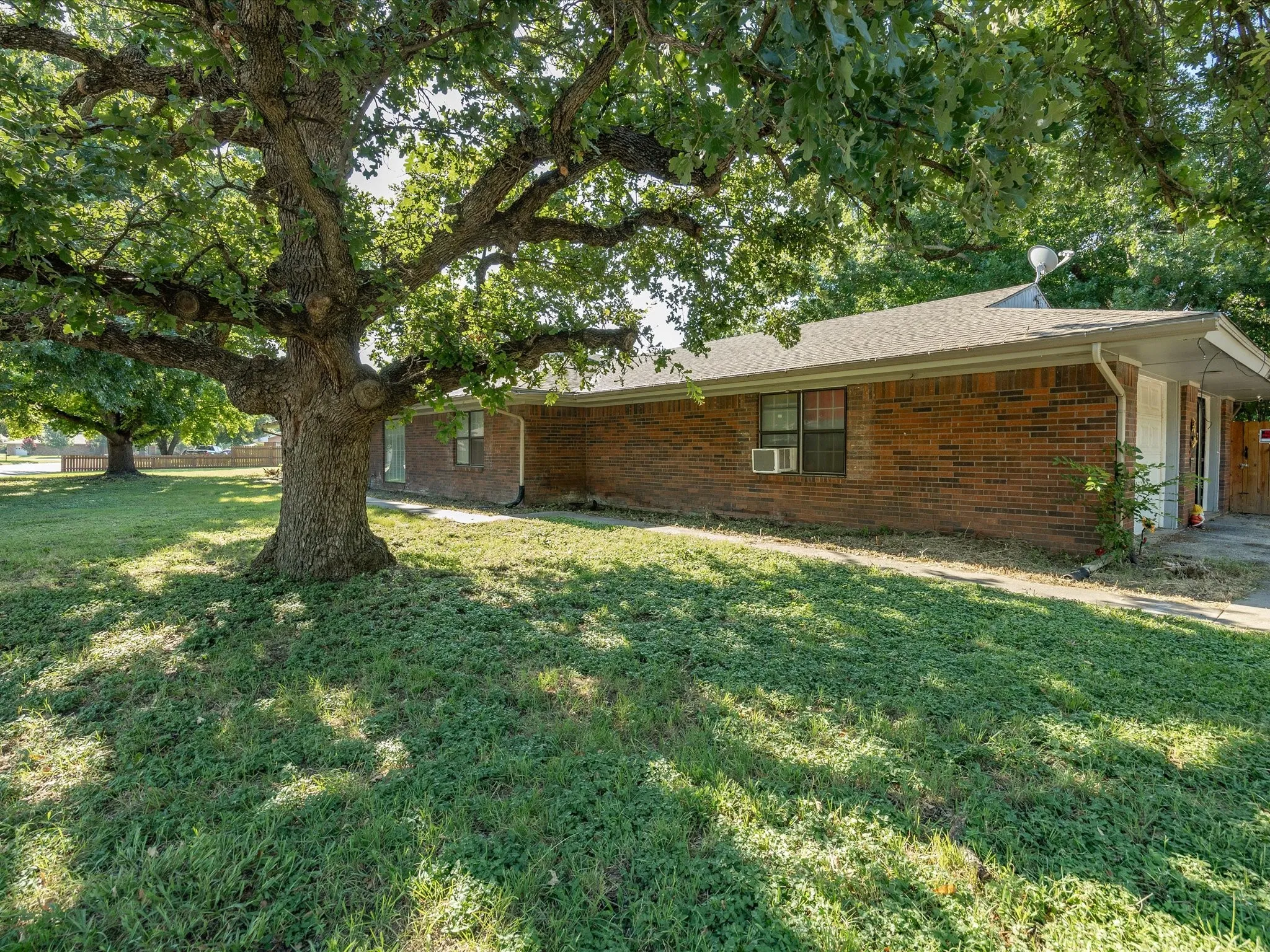 Single Family Residence For Sale in Montague County , 901 Pebble Street, Bowie, Texas 76230, 5 Bedroom, 3 Bathroom, 2 Garage spaces, 2,775 Sqft, built in 1968, mls#21304777, Real Estate Agent in Bowie, Homes For Sale in Montague county, Homes For Sale in Bowie, Realtor in Bowie Texas, Real Estate Brokerage Independent Realty Texas, Luminita Cordes Realtor