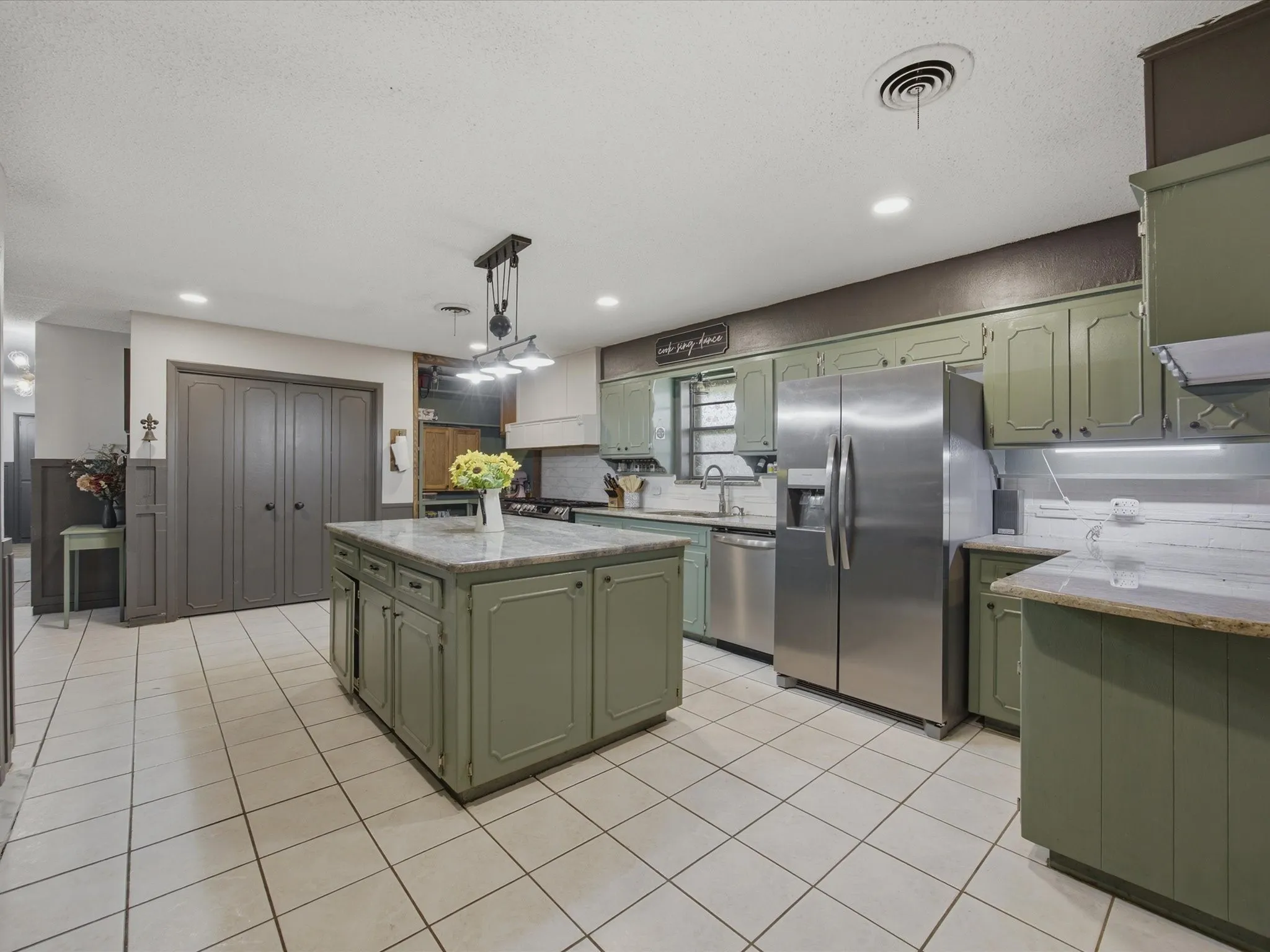 Single Family Residence For Sale in Montague County , 901 Pebble Street, Bowie, Texas 76230, 5 Bedroom, 3 Bathroom, 2 Garage spaces, 2,775 Sqft, built in 1968, mls#21304777, Real Estate Agent in Bowie, Homes For Sale in Montague county, Homes For Sale in Bowie, Realtor in Bowie Texas, Real Estate Brokerage Independent Realty Texas, Luminita Cordes Realtor