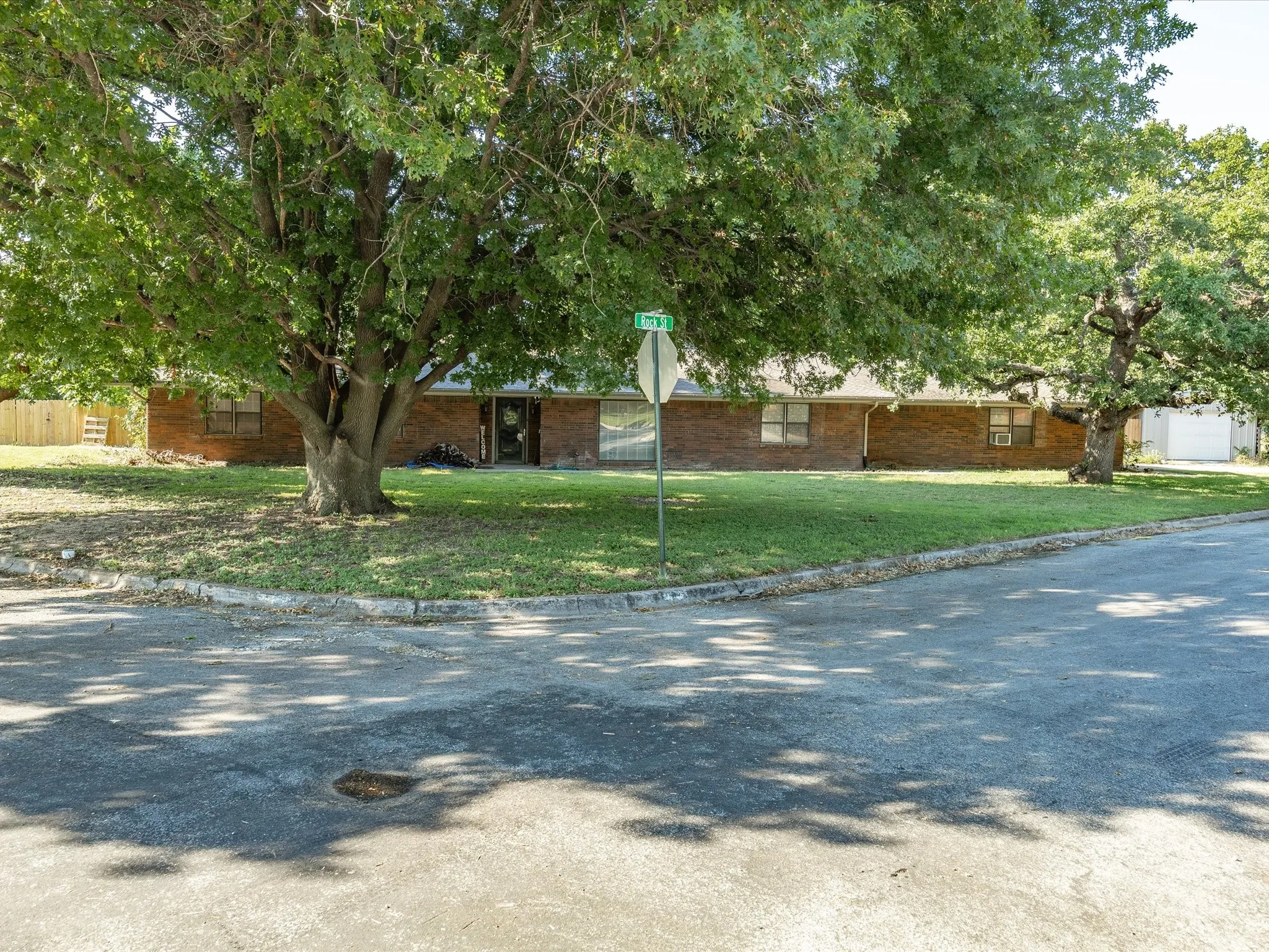 Single Family Residence For Sale in Montague County , 901 Pebble Street, Bowie, Texas 76230, 5 Bedroom, 3 Bathroom, 2 Garage spaces, 2,775 Sqft, built in 1968, mls#21304777, Real Estate Agent in Bowie, Homes For Sale in Montague county, Homes For Sale in Bowie, Realtor in Bowie Texas, Real Estate Brokerage Independent Realty Texas, Luminita Cordes Realtor