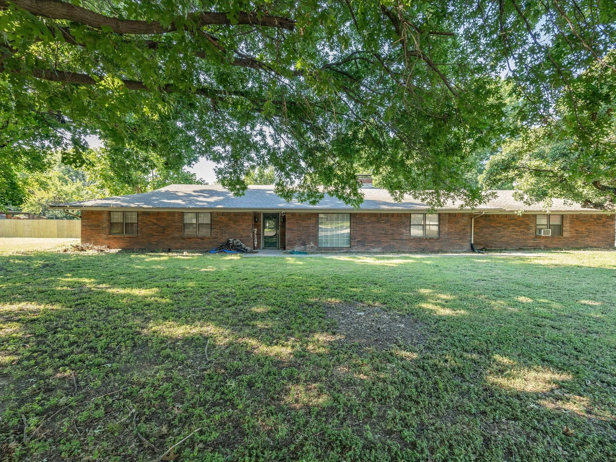 Single Family Residence For Sale in Montague County , 901 Pebble Street, Bowie, Texas 76230, 5 Bedroom, 3 Bathroom, 2 Garage spaces, 2,775 Sqft, built in 1968, mls#21304777, Real Estate Agent in Bowie, Homes For Sale in Montague county, Homes For Sale in Bowie, Realtor in Bowie Texas, Real Estate Brokerage Independent Realty Texas, Luminita Cordes Realtor