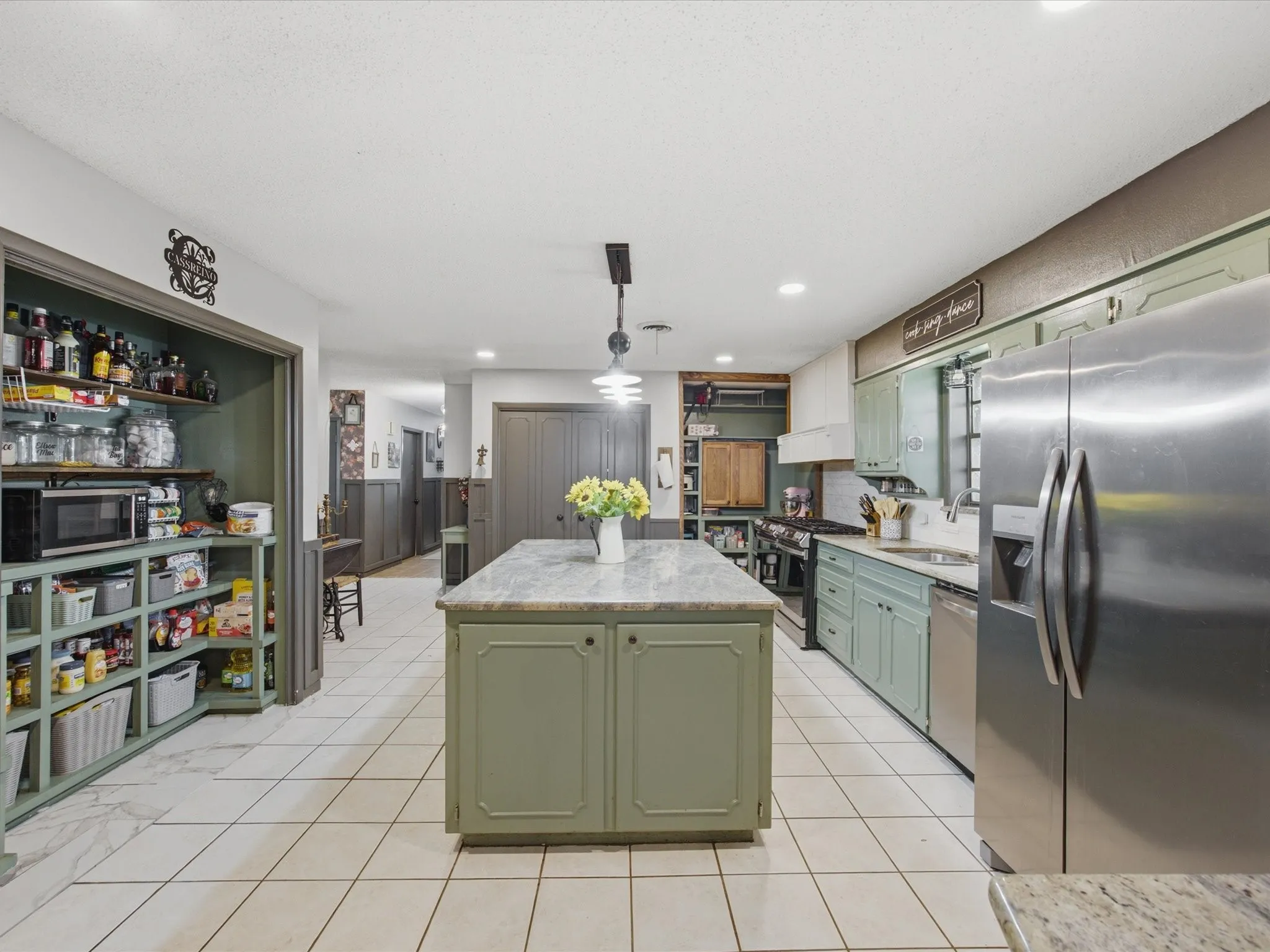 Single Family Residence For Sale in Montague County , 901 Pebble Street, Bowie, Texas 76230, 5 Bedroom, 3 Bathroom, 2 Garage spaces, 2,775 Sqft, built in 1968, mls#21304777, Real Estate Agent in Bowie, Homes For Sale in Montague county, Homes For Sale in Bowie, Realtor in Bowie Texas, Real Estate Brokerage Independent Realty Texas, Luminita Cordes Realtor
