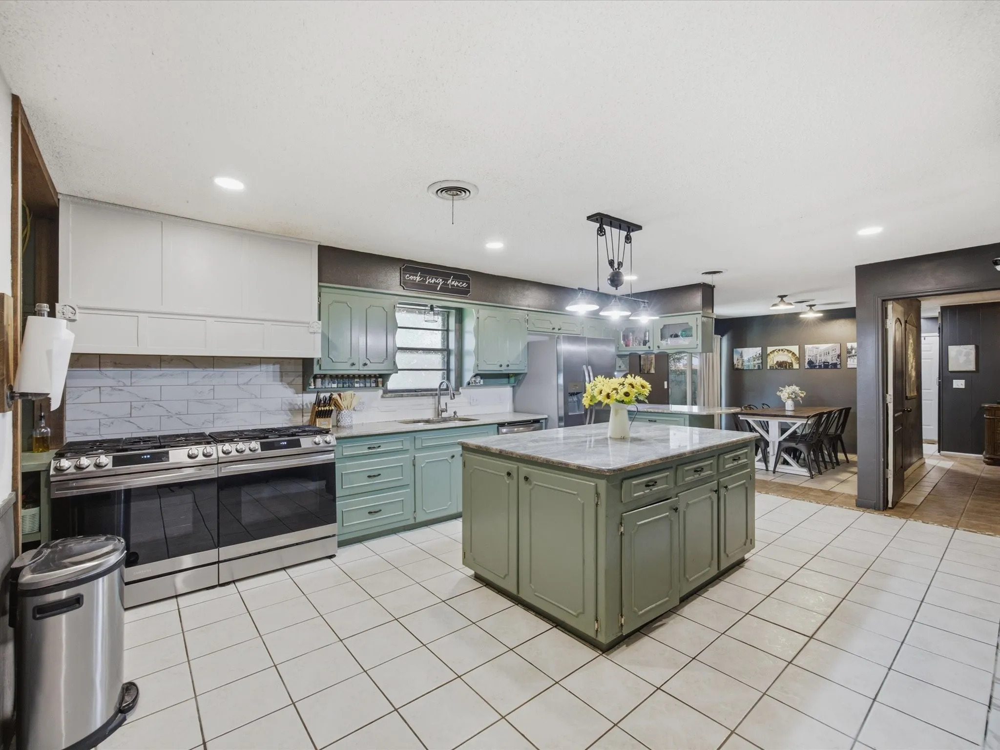 Single Family Residence For Sale in Montague County , 901 Pebble Street, Bowie, Texas 76230, 5 Bedroom, 3 Bathroom, 2 Garage spaces, 2,775 Sqft, built in 1968, mls#21304777, Real Estate Agent in Bowie, Homes For Sale in Montague county, Homes For Sale in Bowie, Realtor in Bowie Texas, Real Estate Brokerage Independent Realty Texas, Luminita Cordes Realtor