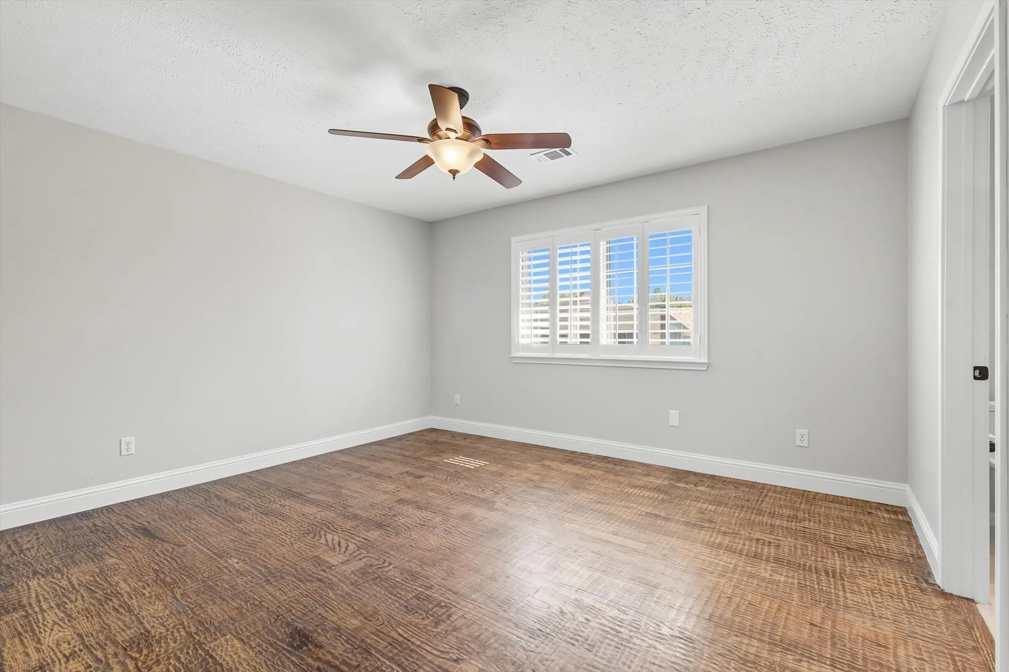 Single Family Residence For Sale in Dallas County , 7632 Tallow Drive, Irving, Texas 75063, 5 Bedroom, 4 Bathroom, 2 Garage spaces, 4,426 Sqft, built in 1989, mls#21325287, Real Estate Agent in Irving, Homes For Sale in Dallas county, Homes For Sale in Irving, Realtor in Irving Texas, Real Estate Brokerage Independent Realty Texas, Luminita Cordes Realtor