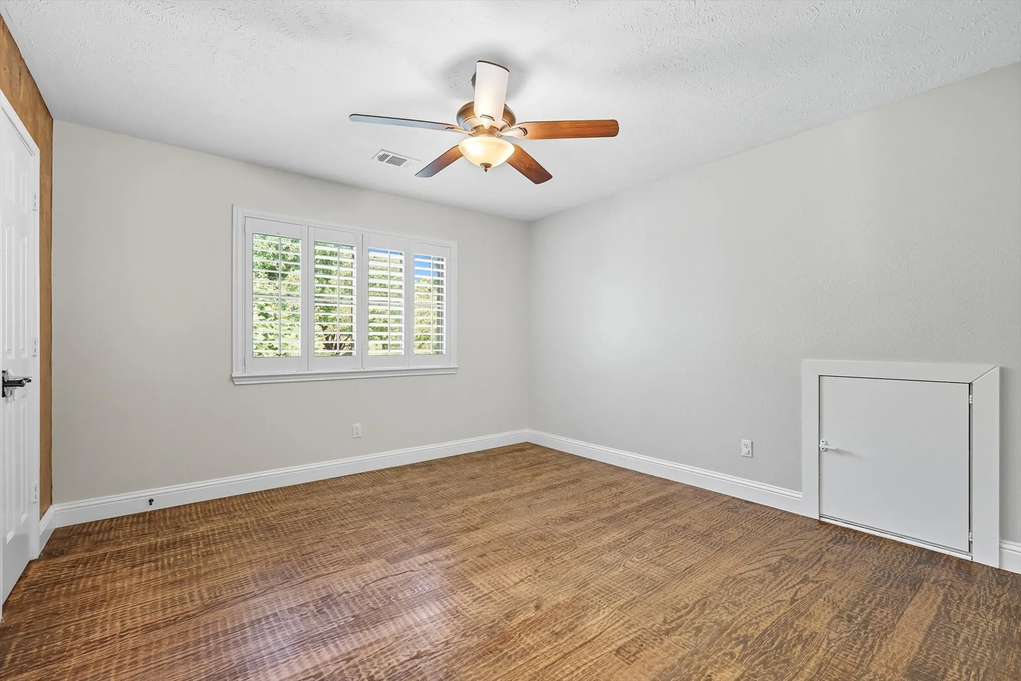 Single Family Residence For Sale in Dallas County , 7632 Tallow Drive, Irving, Texas 75063, 5 Bedroom, 4 Bathroom, 2 Garage spaces, 4,426 Sqft, built in 1989, mls#21325287, Real Estate Agent in Irving, Homes For Sale in Dallas county, Homes For Sale in Irving, Realtor in Irving Texas, Real Estate Brokerage Independent Realty Texas, Luminita Cordes Realtor