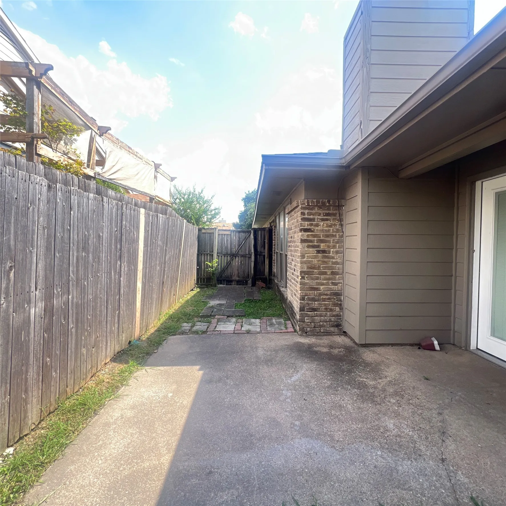 Duplex For Rent in Dallas County , 3037 Airhaven Street, Dallas, Texas 75229, 3 Bedroom, 2 Bathroom, 2 Garage spaces, 1,176 Sqft, built in 1981, mls#21326111, Real Estate Agent in Dallas, Homes For Rent in Dallas county, Homes For Rent in Dallas, Realtor in Dallas Texas, Real Estate Brokerage Independent Realty Texas, Luminita Cordes Realtor