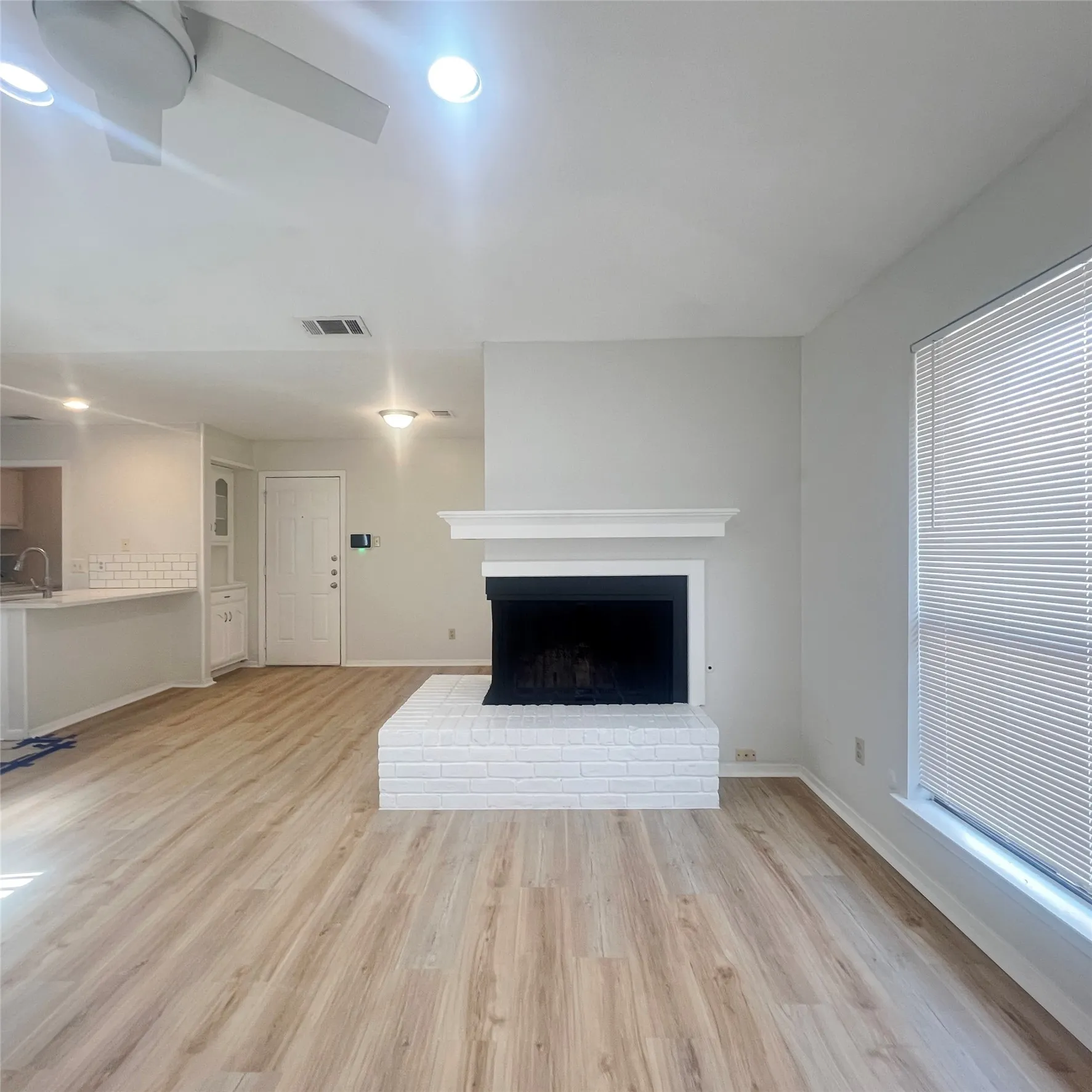 Duplex For Rent in Dallas County , 3037 Airhaven Street, Dallas, Texas 75229, 3 Bedroom, 2 Bathroom, 2 Garage spaces, 1,176 Sqft, built in 1981, mls#21326111, Real Estate Agent in Dallas, Homes For Rent in Dallas county, Homes For Rent in Dallas, Realtor in Dallas Texas, Real Estate Brokerage Independent Realty Texas, Luminita Cordes Realtor