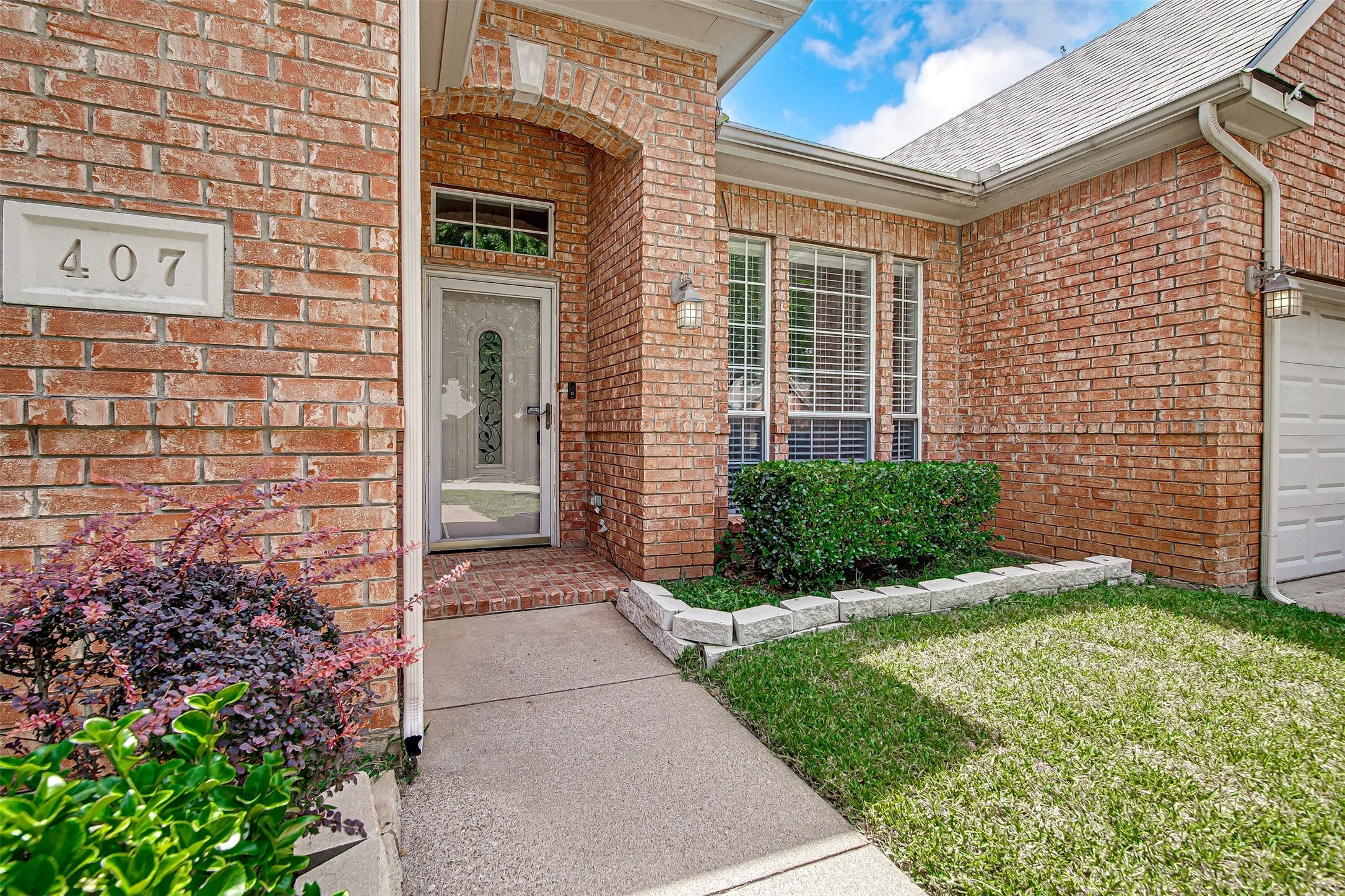 Single Family Residence For Sale in Tarrant County , 407 Dorcas Lane, Arlington, Texas 76013, 3 Bedroom, 2 Bathroom, 2 Garage spaces, 2,144 Sqft, built in 1991, mls#21326128, Real Estate Agent in Arlington, Homes For Sale in Tarrant county, Homes For Sale in Arlington, Realtor in Arlington Texas, Real Estate Brokerage Independent Realty Texas, Luminita Cordes Realtor