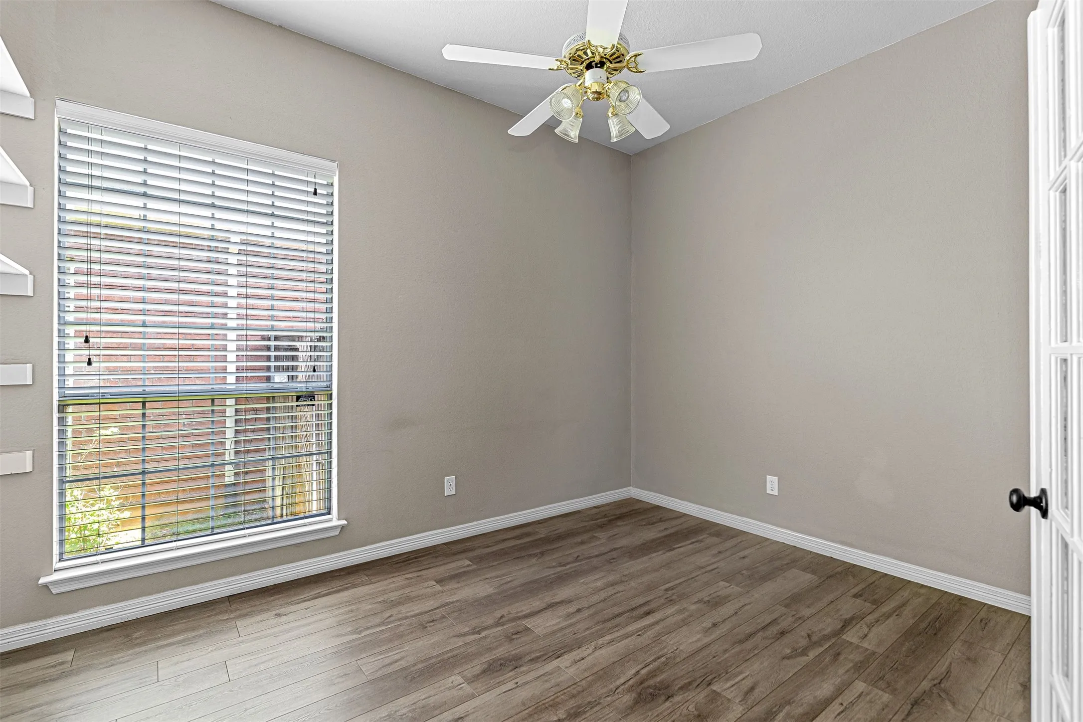 Single Family Residence For Sale in Tarrant County , 407 Dorcas Lane, Arlington, Texas 76013, 3 Bedroom, 2 Bathroom, 2 Garage spaces, 2,144 Sqft, built in 1991, mls#21326128, Real Estate Agent in Arlington, Homes For Sale in Tarrant county, Homes For Sale in Arlington, Realtor in Arlington Texas, Real Estate Brokerage Independent Realty Texas, Luminita Cordes Realtor